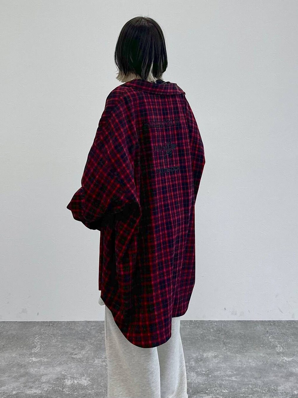 ブラック系のサンダル、ブラック系のTシャツ/カットソー、ベージュ系のその他パンツを着用したレディースの春コーディネートの7枚目の写真