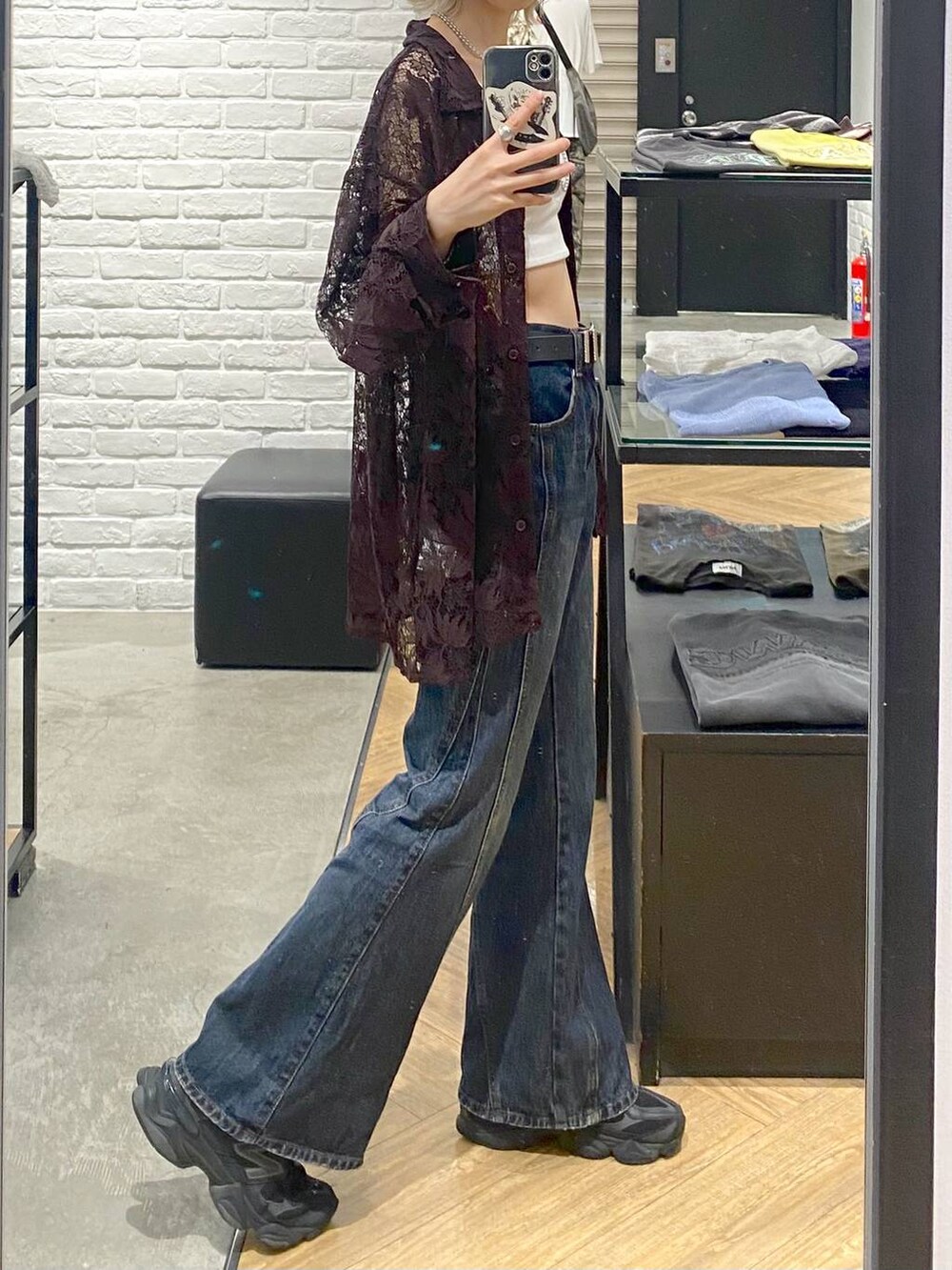 ホワイト系のキャミソール、ブルー系のデニムパンツ、ブラウン系のシャツ/ブラウスを着用したレディースの夏コーディネートの3枚目の写真