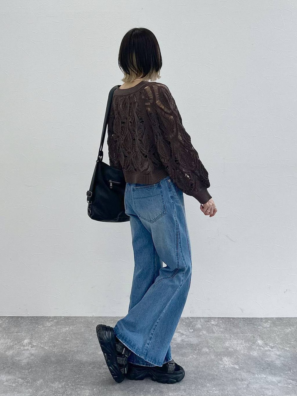 ブラック系のキャミソール、ブラウン系のカーディガン/ボレロ、ブルー系のデニムパンツを着用したレディースの春コーディネートの8枚目の写真