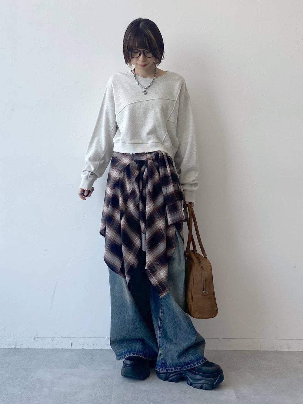 「カジュアル、ベーシック/シンプル、女子ウケ、PAGEBOY、デニムパンツ、スウェット、チェック、シャツ、スニーカー、厚底シューズ、秋コーデ、秋服準備はじめました、PBLIM、ボストンバッグ」｜「PAGEBOYのプラットチャンキースニーカー（スニーカー、ブラック系）」を使った、matsuさん（レディース・156cm）の夏コーディネートの7枚目の写真