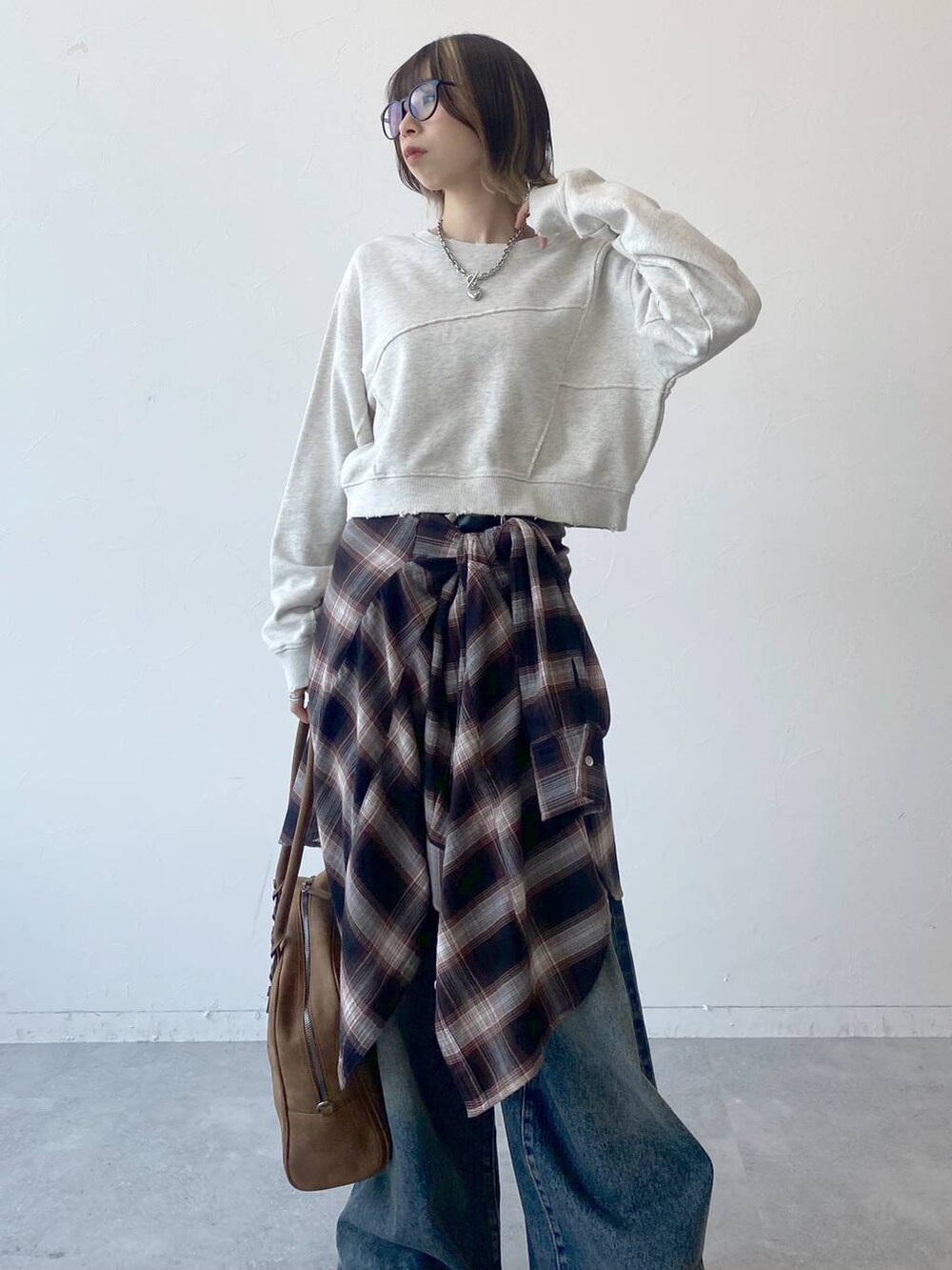 「カジュアル、ベーシック/シンプル、女子ウケ、PAGEBOY、デニムパンツ、スウェット、チェック、シャツ、スニーカー、厚底シューズ、秋コーデ、秋服準備はじめました、PBLIM、ボストンバッグ」｜「PAGEBOYのプラットチャンキースニーカー（スニーカー、ブラック系）」を使った、matsuさん（レディース・156cm）の夏コーディネートの8枚目の写真
