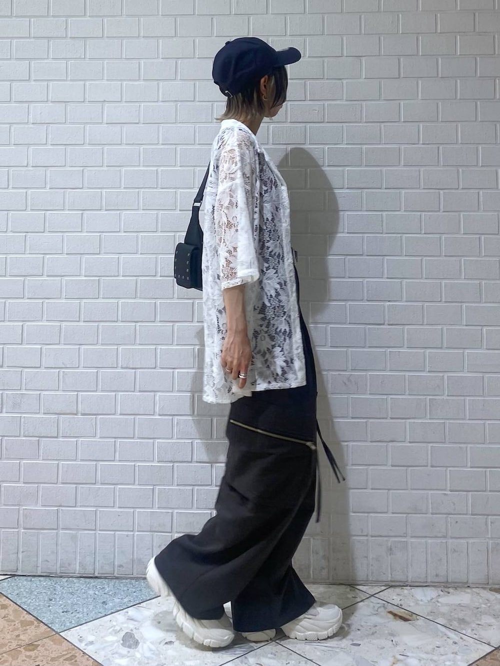 「カジュアル、ベーシック/シンプル、女子ウケ、PAGEBOY、シャツスタイル、シャツ、パンツ、ワイドパンツ、夏コーデ、スニーカー」|「PAGEBOYのモードバックルベルト3(ベルト、ブラック系)」を使った、matsuさん(レディース・156cm)の夏コーディネートの6枚目の写真
