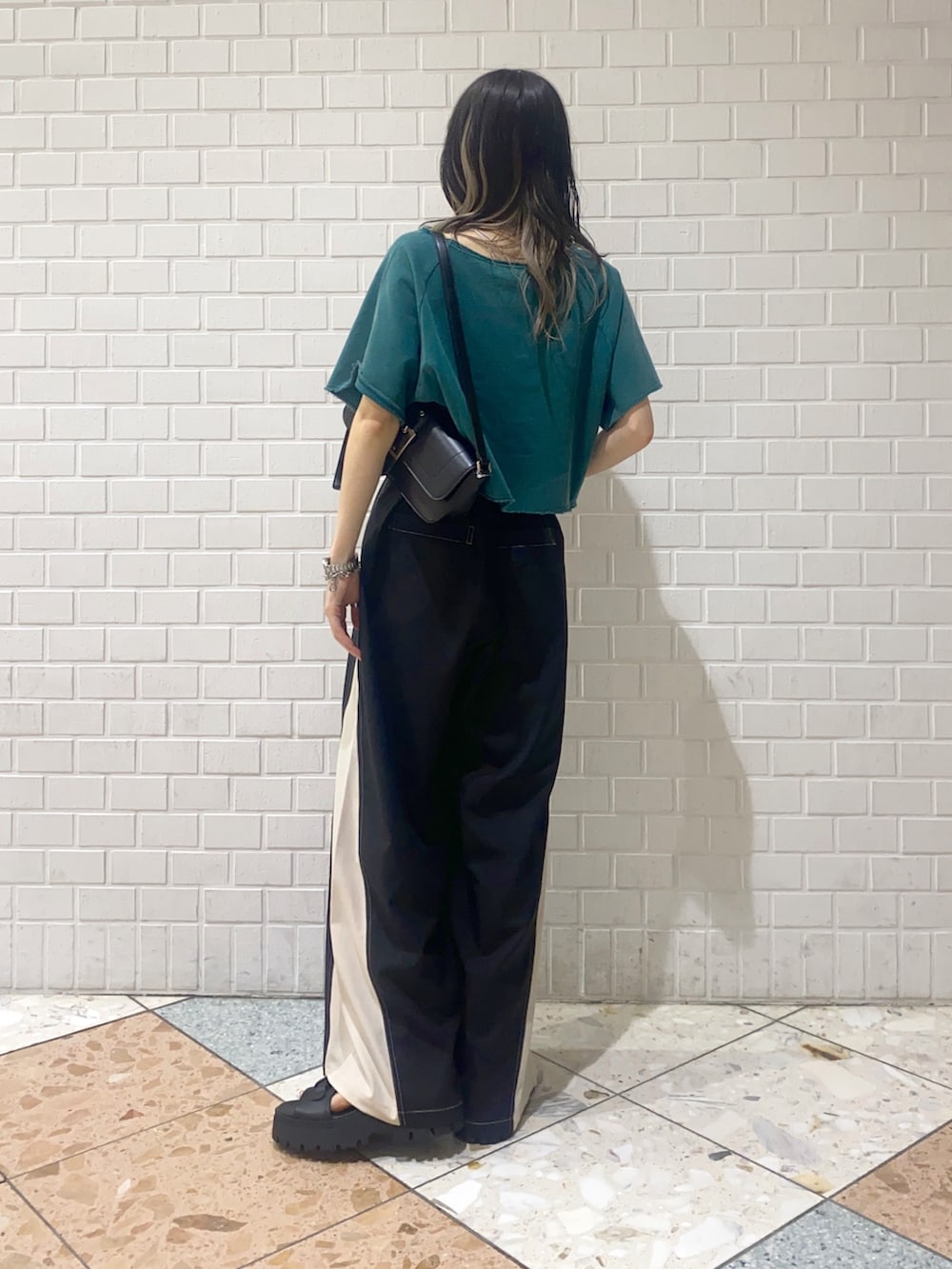 「夏コーデ、ワイドパンツ、サンダル、PAGEBOY、グリーン、ゲームシャツ、足長効果、Tシャツ、ショート丈、シンプル、カジュアル」|「PAGEBOYのサイドキリカエパンツ(その他パンツ、ブラック系)」を使った、matsuさん(レディース・156cm)の夏コーディネートの4枚目の写真