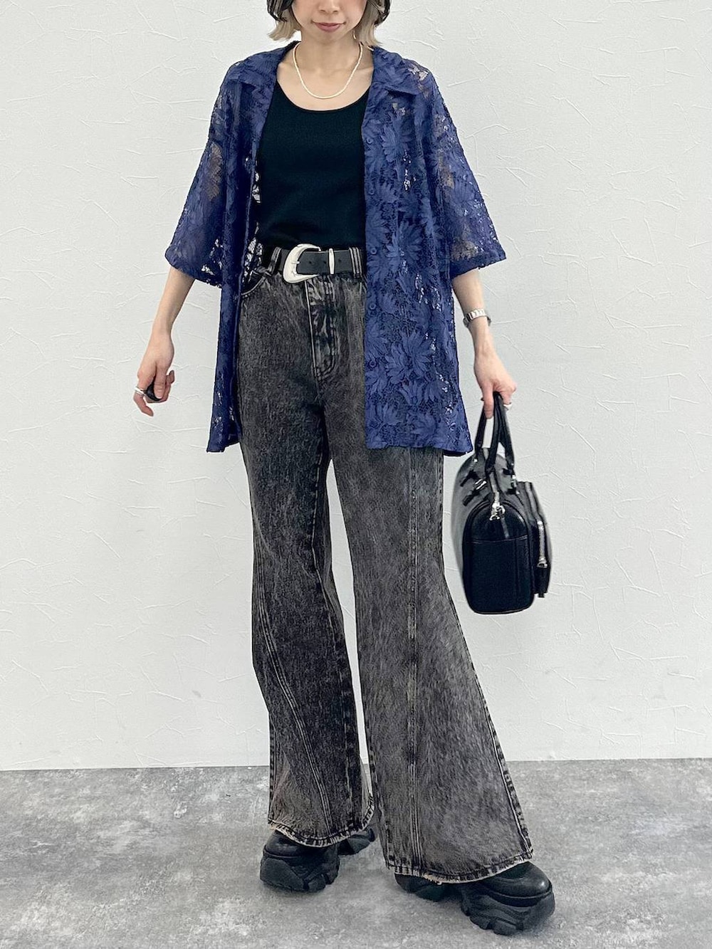 ブラック系のブーツ、ブラック系のキャミソール、ブルー系のシャツ/ブラウスを着用したレディースの春コーディネートの3枚目の写真