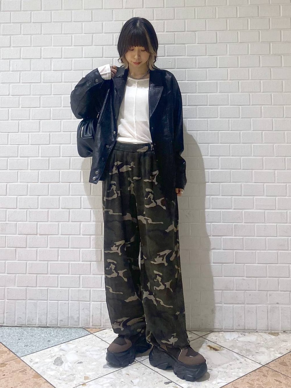 ブラウン系のブーツ、その他のスウェットパンツ、ブラック系のブルゾンを着用したレディースの秋コーディネートの3枚目の写真