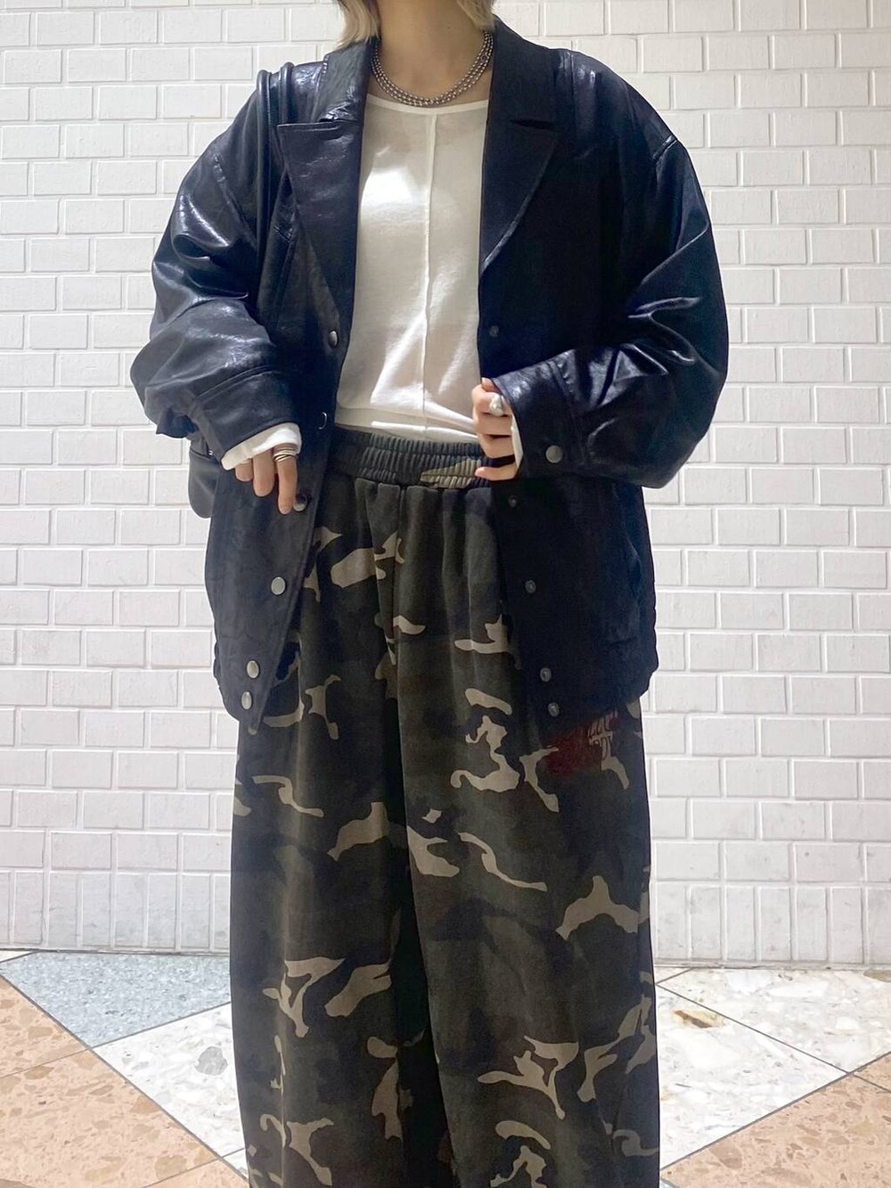 ブラウン系のブーツ、その他のスウェットパンツ、ブラック系のブルゾンを着用したレディースの秋コーディネートの8枚目の写真