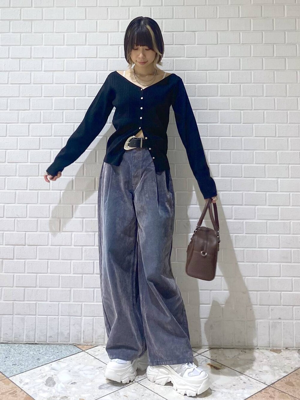 ホワイト系のスニーカー、ブラウン系のショルダーバッグ、ブラック系のTシャツ/カットソーを着用したレディースの夏コーディネートの4枚目の写真