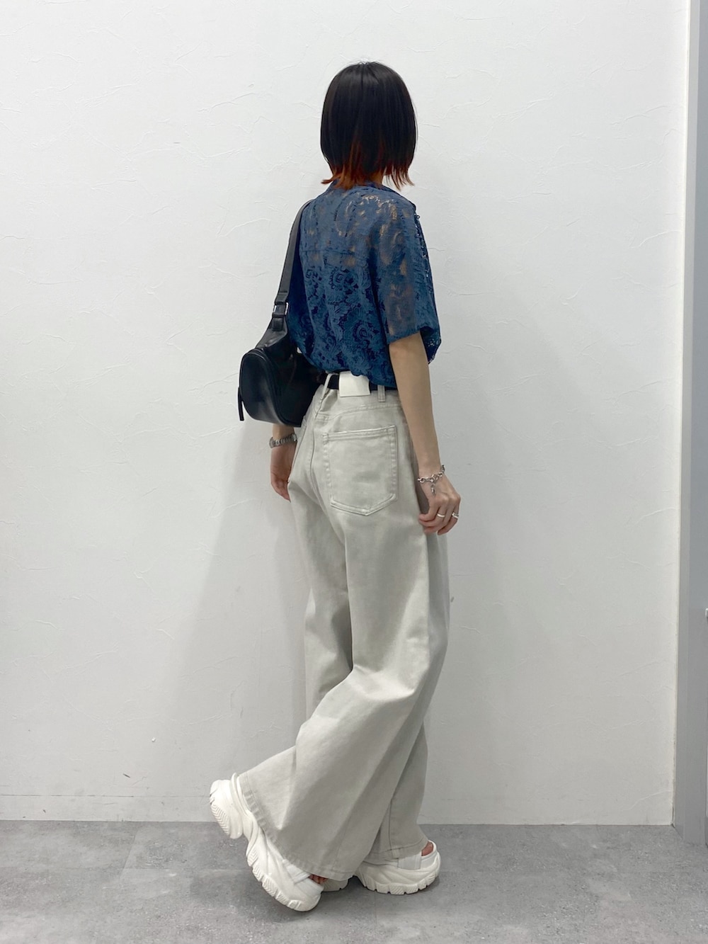 「PAGEBOY、デニムパンツ、デニム、レース、レーストップス、シャツスタイル、シャツ、厚底シューズ、厚底サンダル、ショルダーバッグ、きれいめカジュアル、きれいめ、ストレートデニム」｜「PAGEBOYのダッドコンビスポサン（サンダル、ホワイト系）」を使った、matsuさん（レディース・156cm）の春コーディネートの6枚目の写真