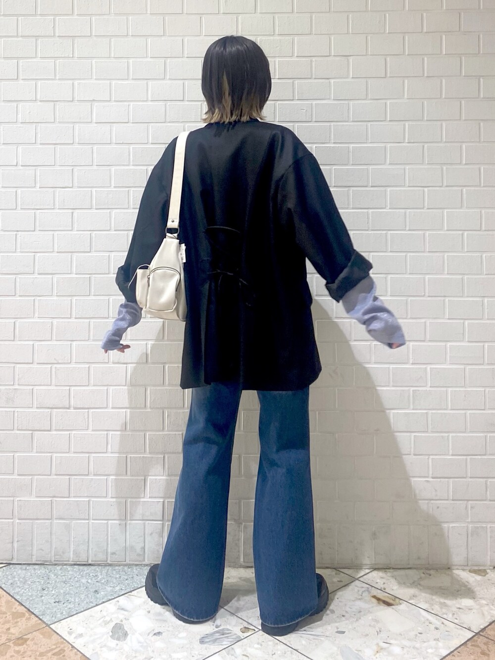 「PAGEBOY、デニムパンツ、デニム、フレアパンツ、スニーカー、ジャケット、ジャケットスタイル、春、春コーデ、ショルダーバッグ、キラキラ、ショート丈トップス、チョーカー、きれいめカジュアル、きれいめ」|「PAGEBOYのワンストバレースニーカー(スニーカー、ブラック系)」を使った、matsuさん(レディース・156cm)の春コーディネートの5枚目の写真