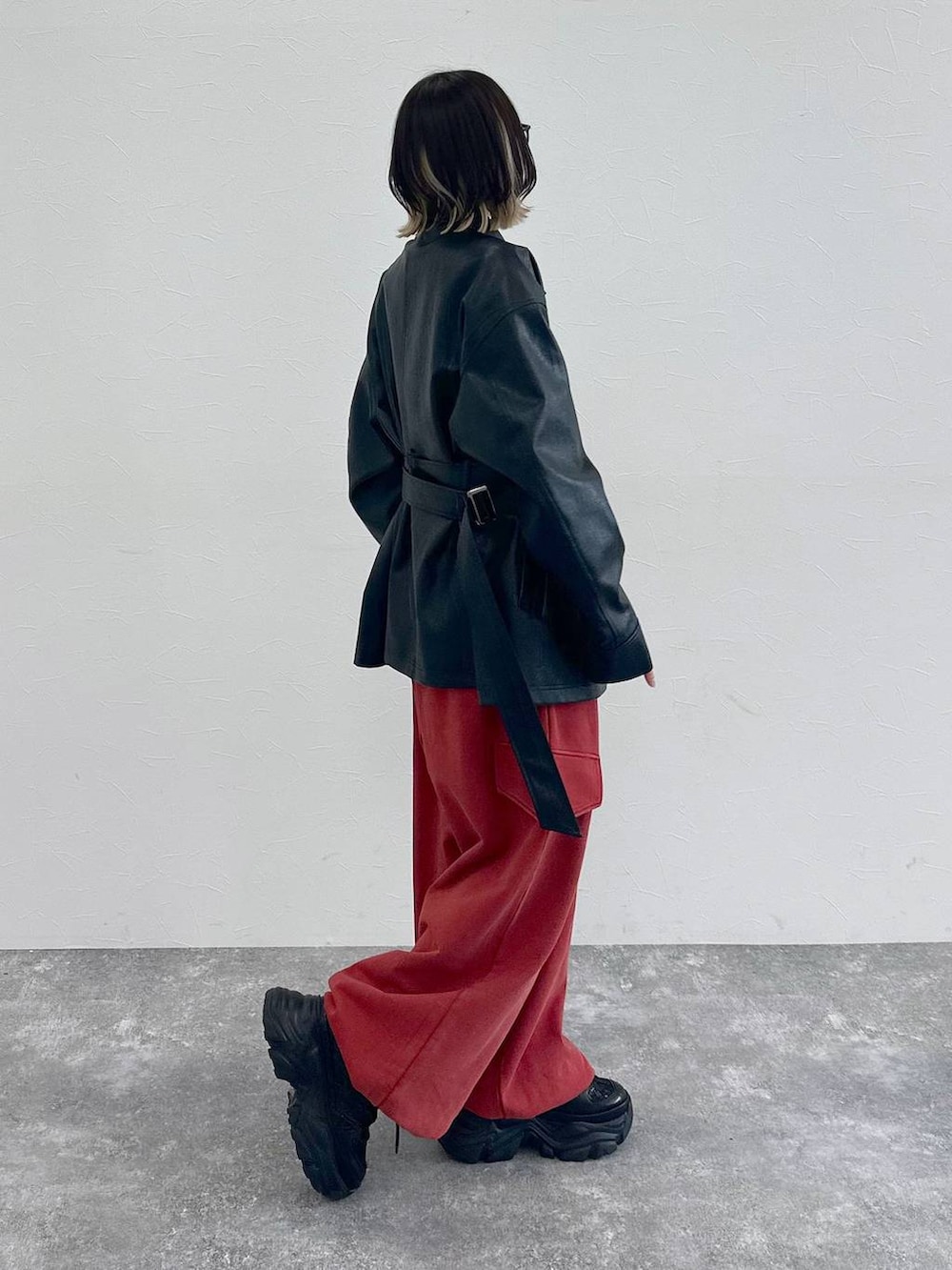 ブラック系のスニーカー、グレー系のシャツ/ブラウス、レッド系のその他パンツを着用したレディースの春コーディネートの7枚目の写真