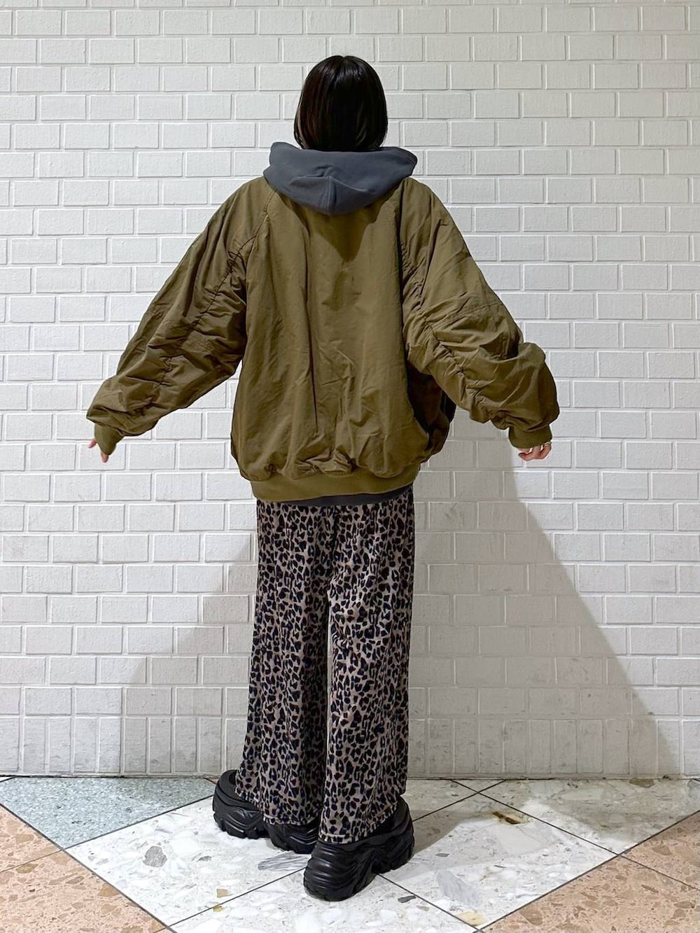 ブラック系のブーツ、グレー系のパーカー、ベージュ系のその他パンツを着用したレディースの冬コーディネートの7枚目の写真