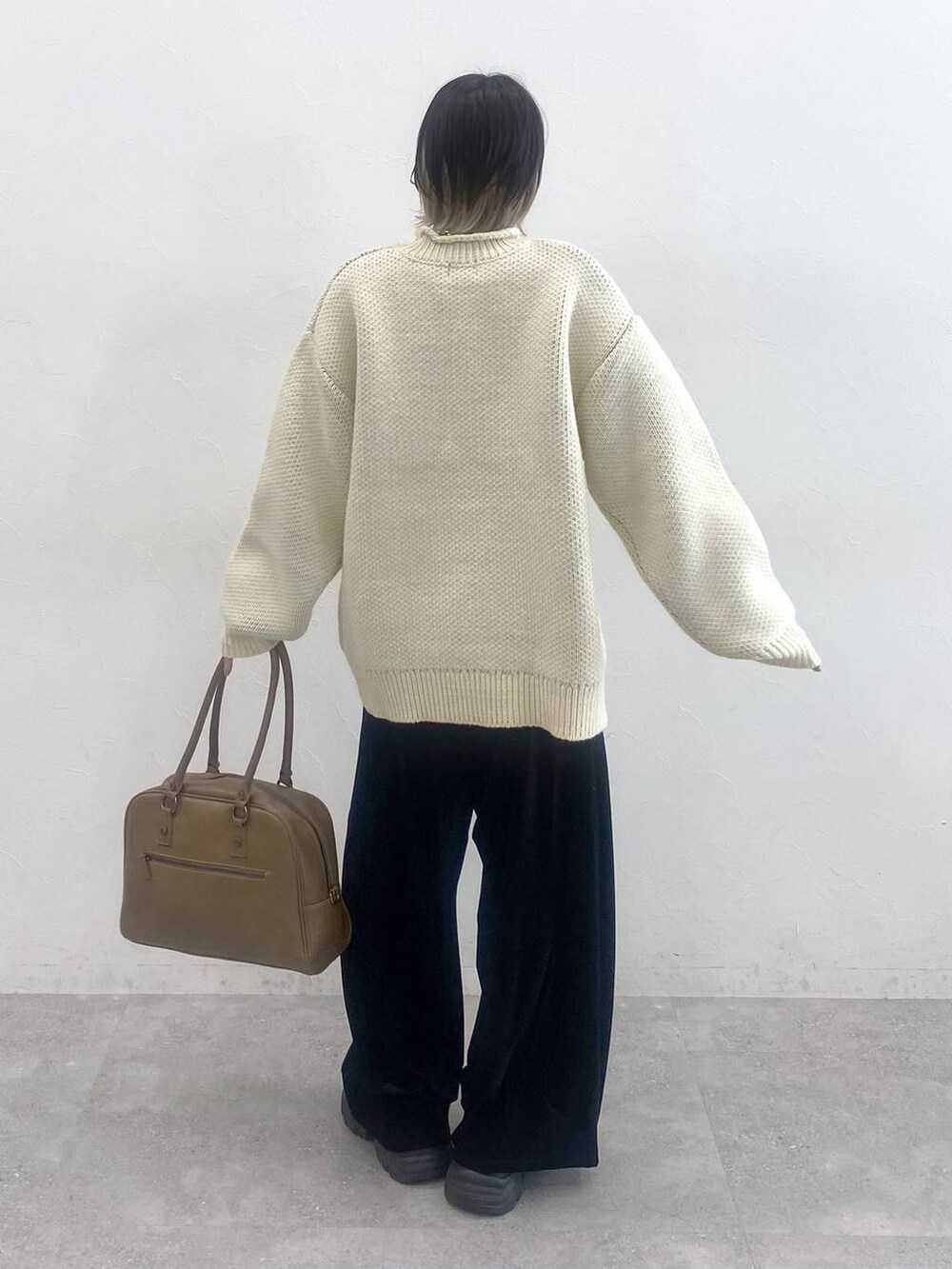 ブラック系のブーツ、ホワイト系のニット/セーター、ブラック系のその他パンツを着用したレディースの秋コーディネートの5枚目の写真