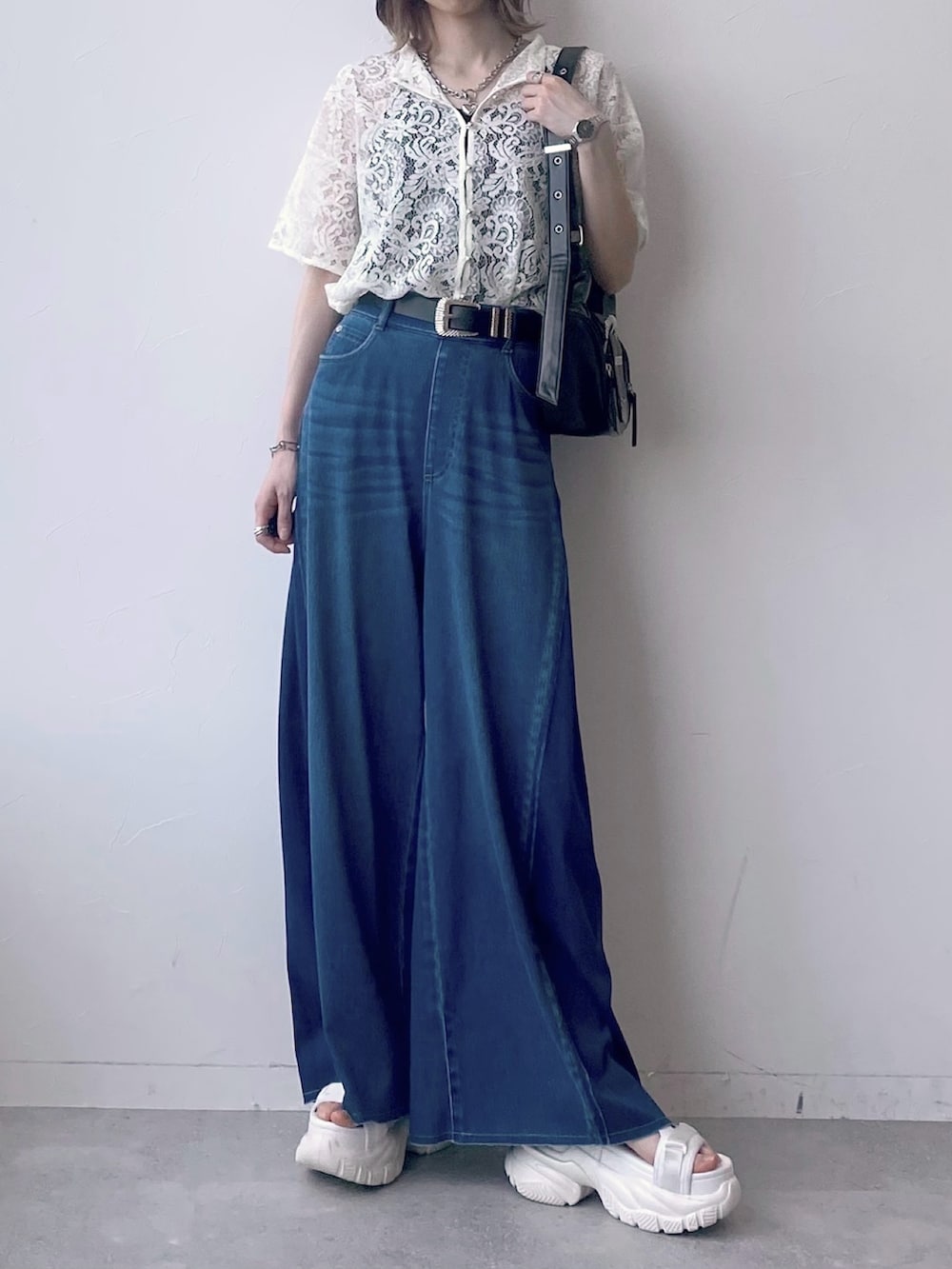 「PAGEBOY、デニムパンツ、デニム、ワイドパンツ、厚底シューズ、サンダル、レース、レーストップス、ショルダーバッグ、きれいめカジュアル、きれいめ、ブルー」|「PAGEBOYのハートマンテルネックレス2(ネックレス、シルバー系)」を使った、matsuさん(レディース・156cm)の春コーディネートの8枚目の写真