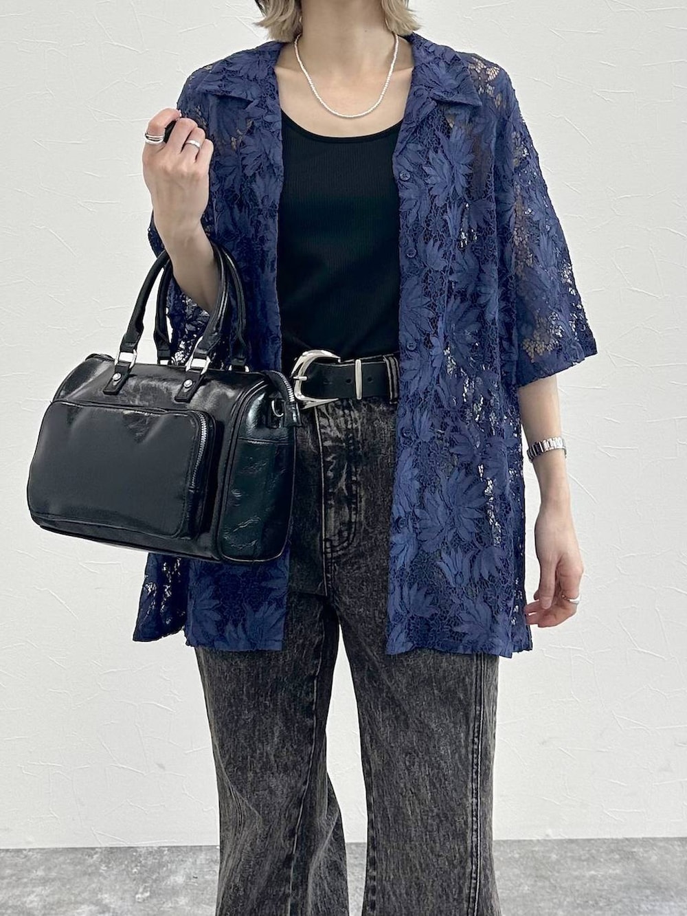 ブラック系のブーツ、ブラック系のキャミソール、ブルー系のシャツ/ブラウスを着用したレディースの春コーディネートの8枚目の写真