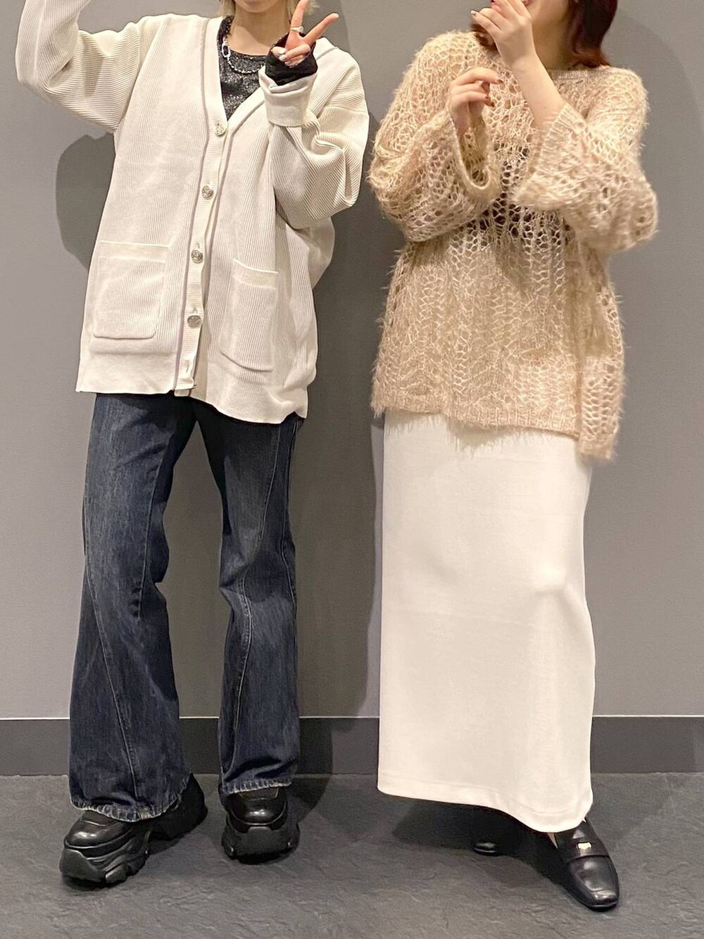 ブラック系のブーツ、ブラック系のTシャツ/カットソー、ブルー系のデニムパンツを着用したレディースの秋コーディネートの7枚目の写真