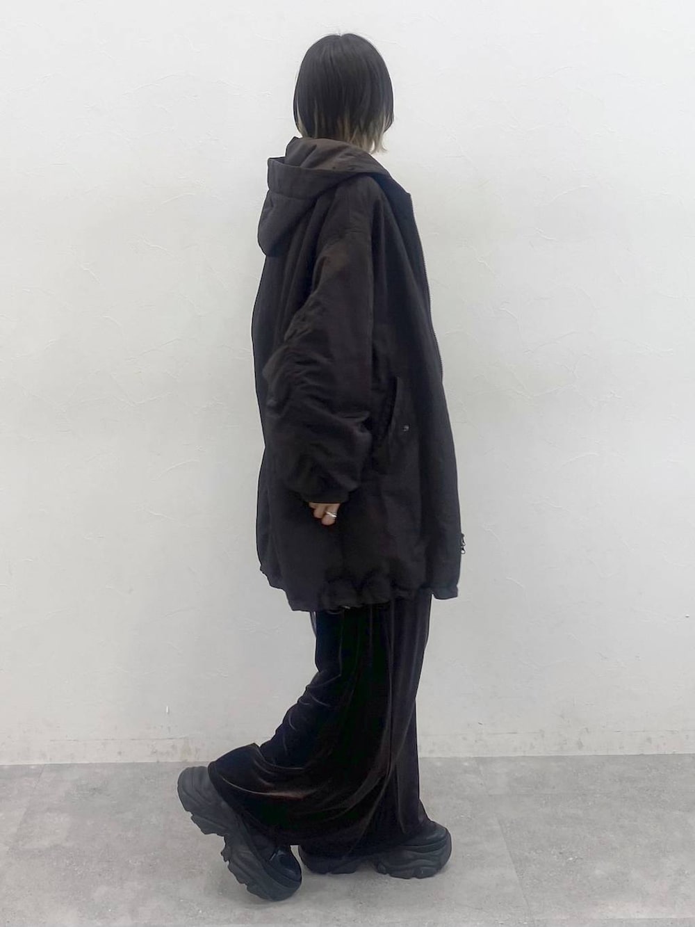 ブラック系のブーツ、ホワイト系のニット/セーター、ブラウン系のブルゾンを着用したレディースの秋コーディネートの7枚目の写真