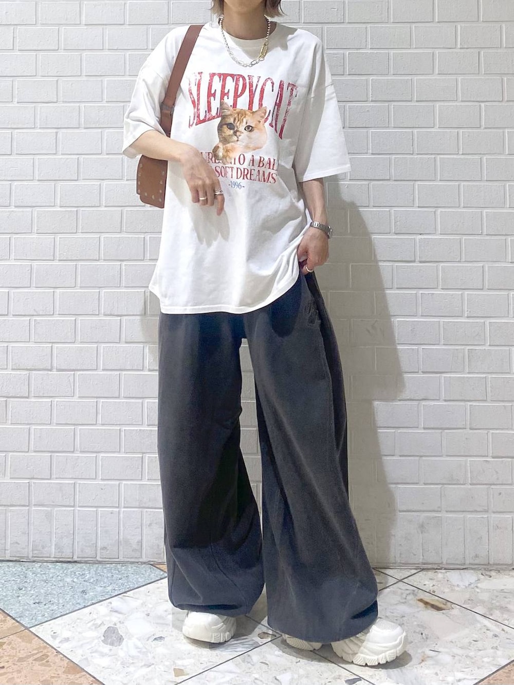 「カジュアル、ベーシック/シンプル、女子ウケ、PAGEBOY、PBLIM、ユニセックス、スウェット、スウェットパンツ、ラフ、Tシャツ、オーバーサイズ、ゆったり、楽ちんコーデ、厚底シューズ、スニーカー」｜「PAGEBOYのダットコンビソールスニーカー（スニーカー、ホワイト系）」を使った、matsuさん（レディース・156cm）の夏コーディネートの7枚目の写真