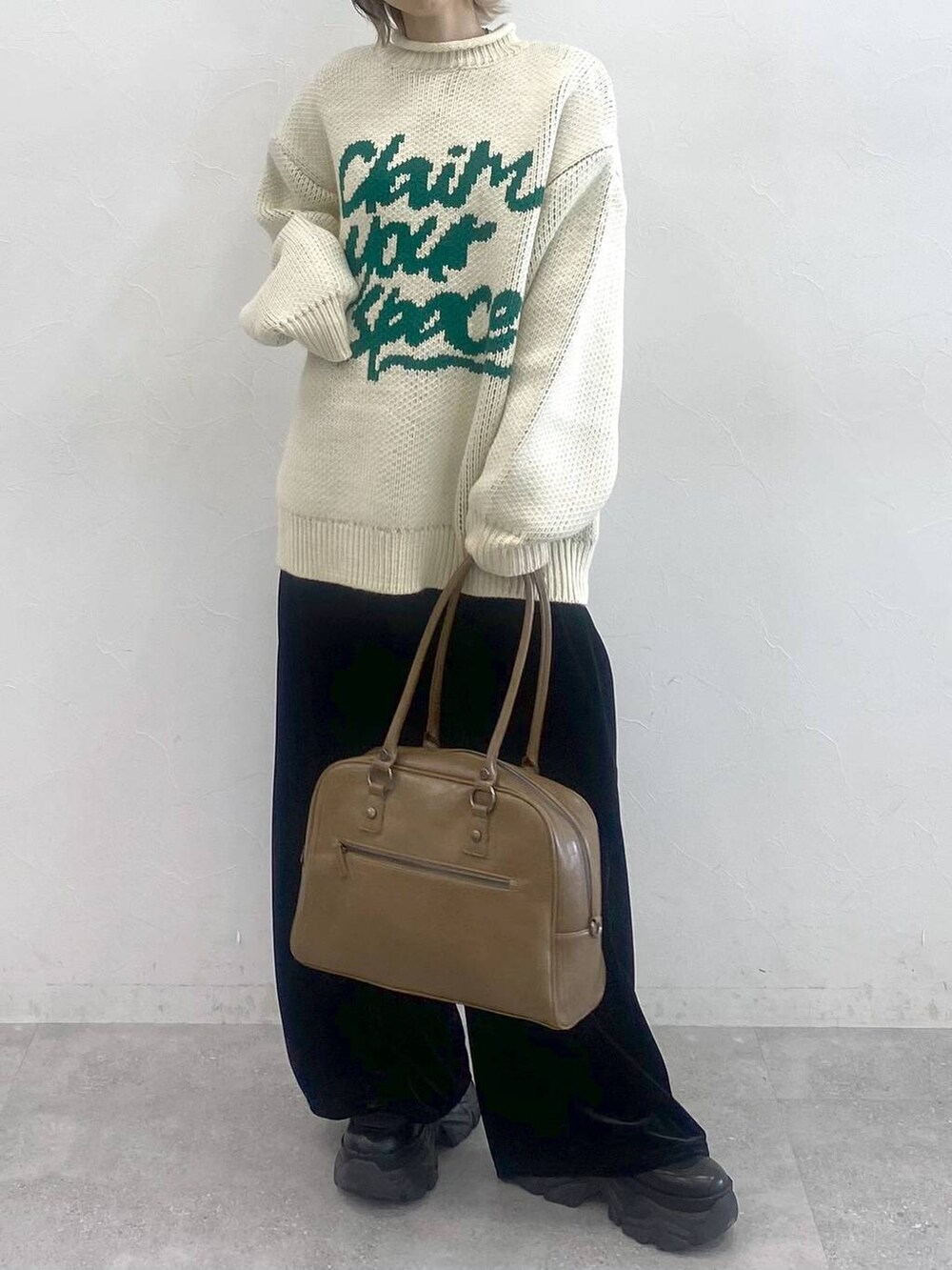 ブラック系のブーツ、ホワイト系のニット/セーター、ブラック系のその他パンツを着用したレディースの秋コーディネートの2枚目の写真