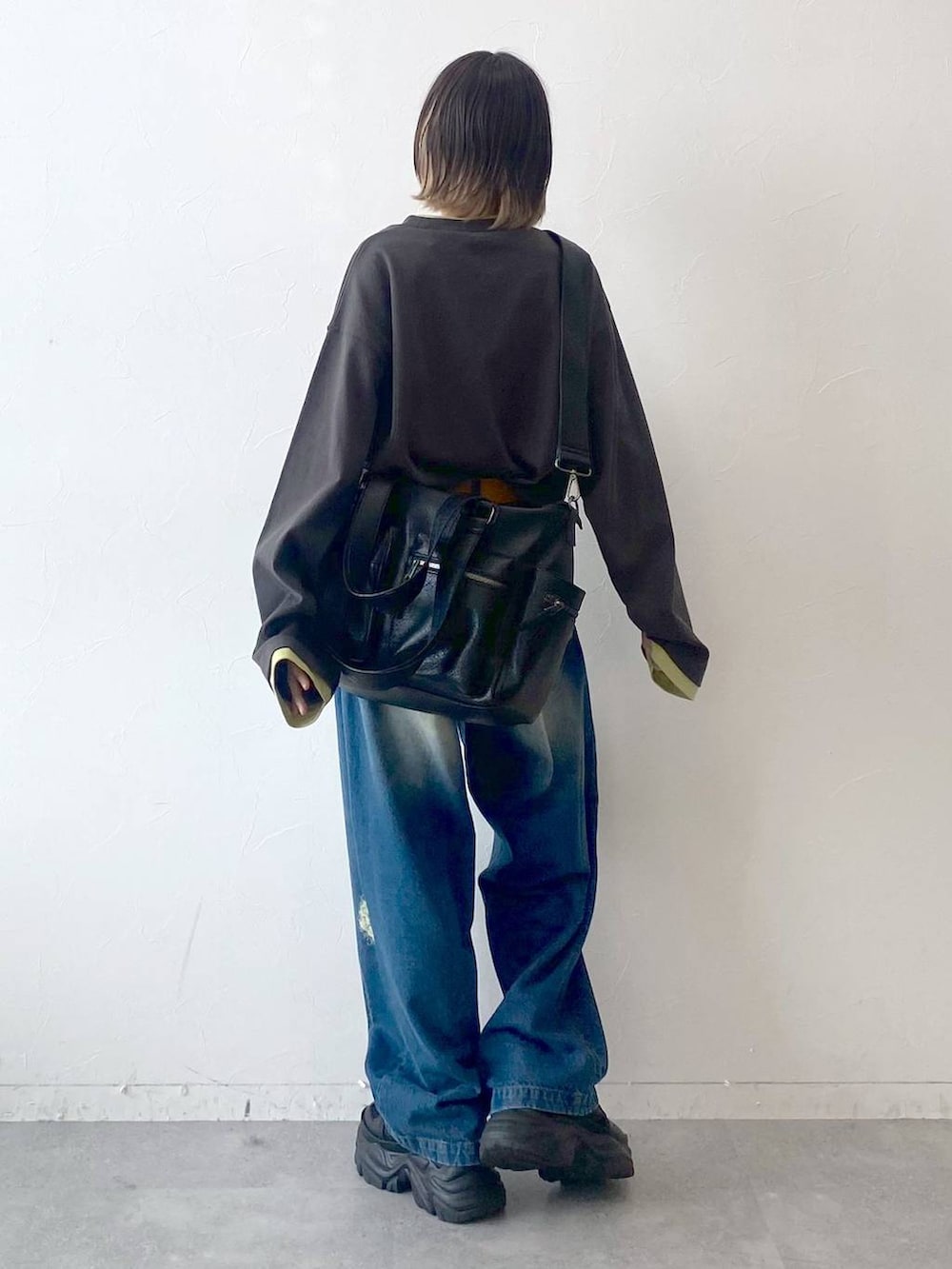 「カジュアル、ベーシック/シンプル、女子ウケ、PAGEBOY、デニムパンツ、パンツ、PBLIM、ラフ、ゆったり、メンズライク、ロンT、ユニセックス、厚底シューズ、スニーカー、ボストンバッグ」｜「PAGEBOYのプラットチャンキースニーカー（スニーカー、ブラック系）」を使った、matsuさん（レディース・156cm）の夏コーディネートの5枚目の写真