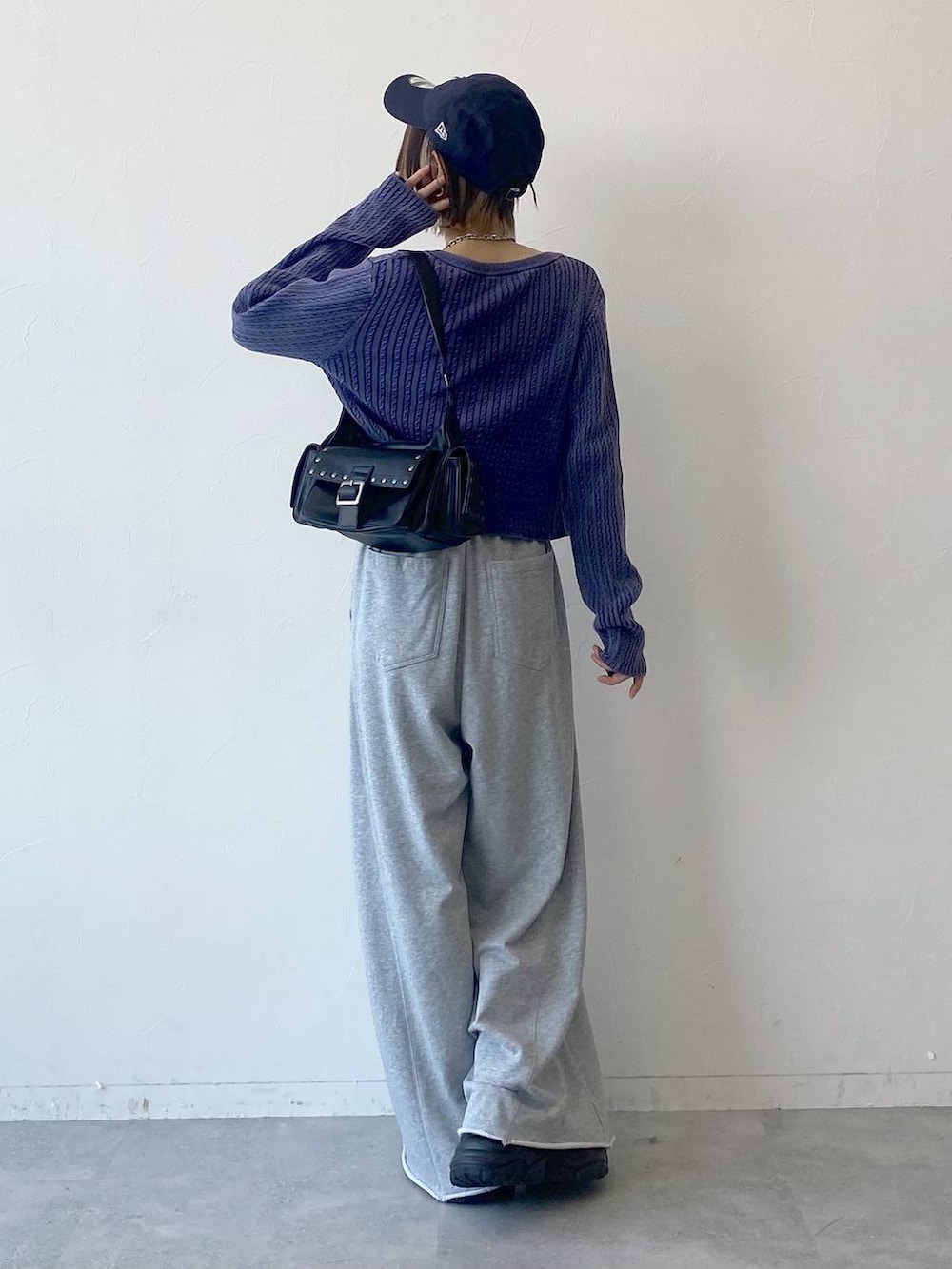 「カジュアル、ベーシック/シンプル、女子ウケ、PAGEBOY、スウェット、スウェットパンツ、キャップ、厚底シューズ、スニーカー、ラフ、ショルダーバッグ」|「PAGEBOYのプラットチャンキースニーカー(スニーカー、ブラック系)」を使った、matsuさん(レディース・156cm)の夏コーディネートの6枚目の写真