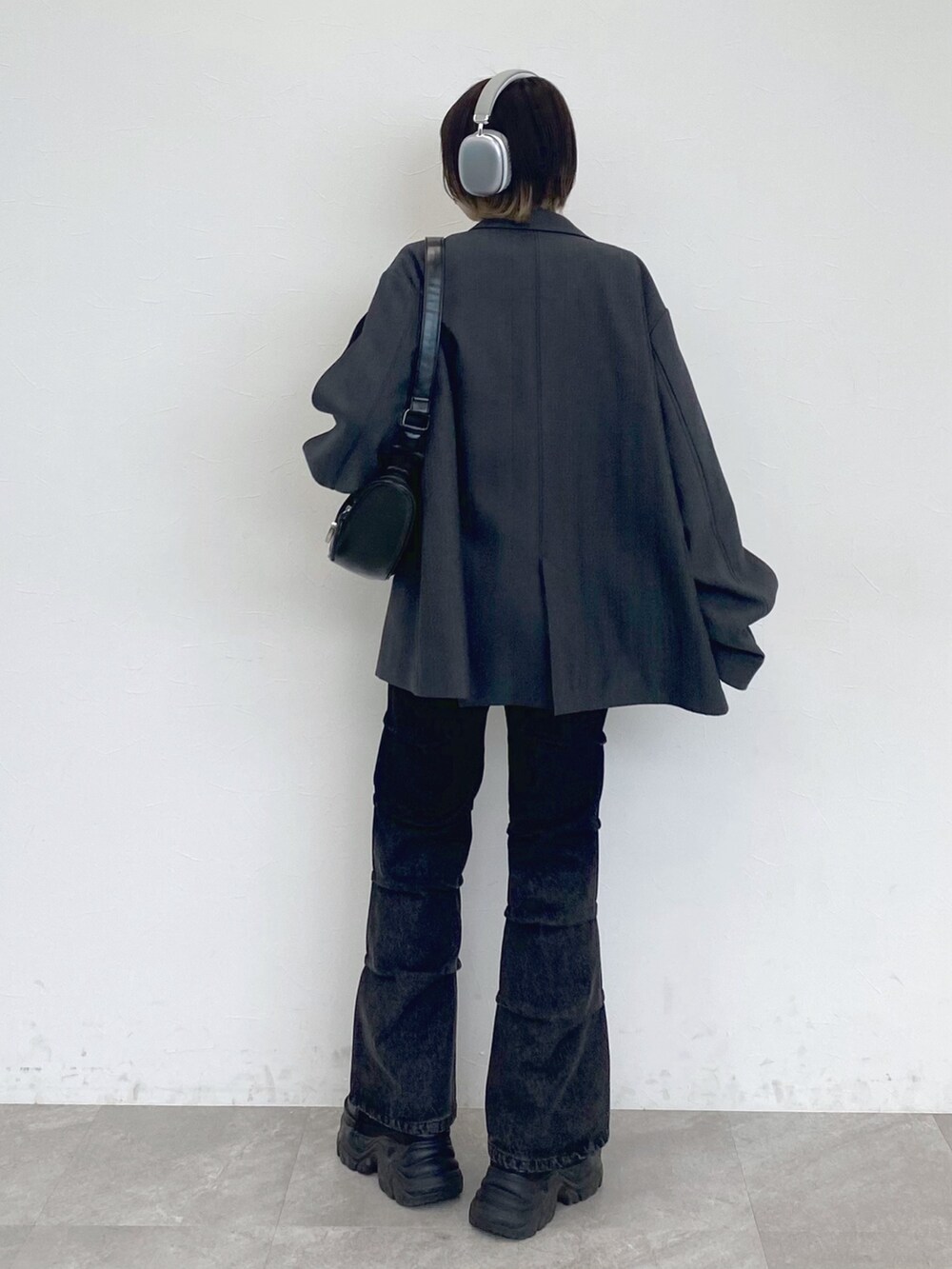 「PAGEBOY、Anui、ユニセックス、モード、デニム、デニムパンツ、フレアパンツ、ジャケットスタイル、ジャケット、春コーデ、春、厚底シューズ、スニーカー」｜「PAGEBOYのプラットチャンキースニーカー（スニーカー、ブラック系）」を使った、matsuさん（レディース・156cm）の春コーディネートの4枚目の写真