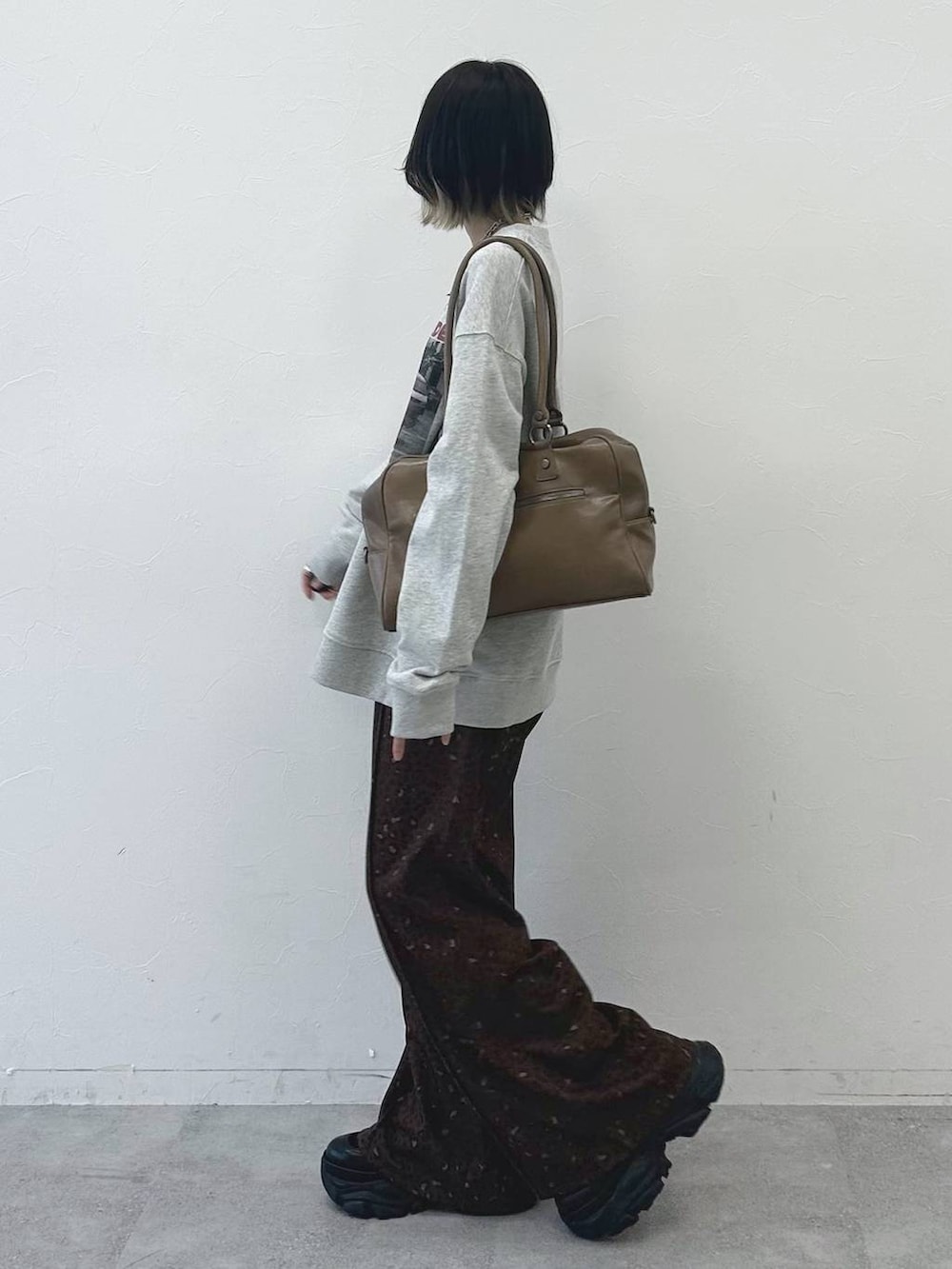 ブラック系のブーツ、ベージュ系のボストンバッグ、グレー系のスウェットを着用したレディースの冬コーディネートの5枚目の写真