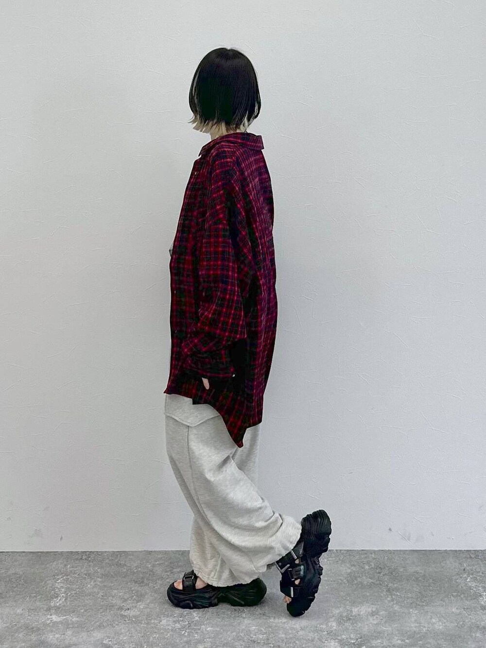 ブラック系のサンダル、ブラック系のTシャツ/カットソー、ベージュ系のその他パンツを着用したレディースの春コーディネートの5枚目の写真