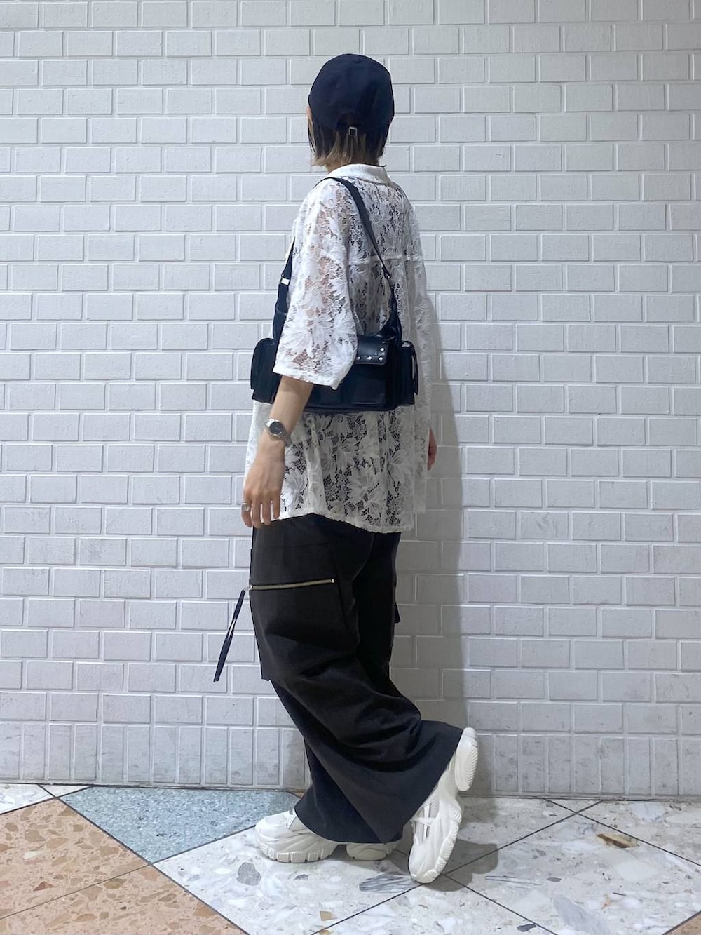 「カジュアル、ベーシック/シンプル、女子ウケ、PAGEBOY、シャツスタイル、シャツ、パンツ、ワイドパンツ、夏コーデ、スニーカー」|「PAGEBOYのモードバックルベルト3(ベルト、ブラック系)」を使った、matsuさん(レディース・156cm)の夏コーディネートの4枚目の写真