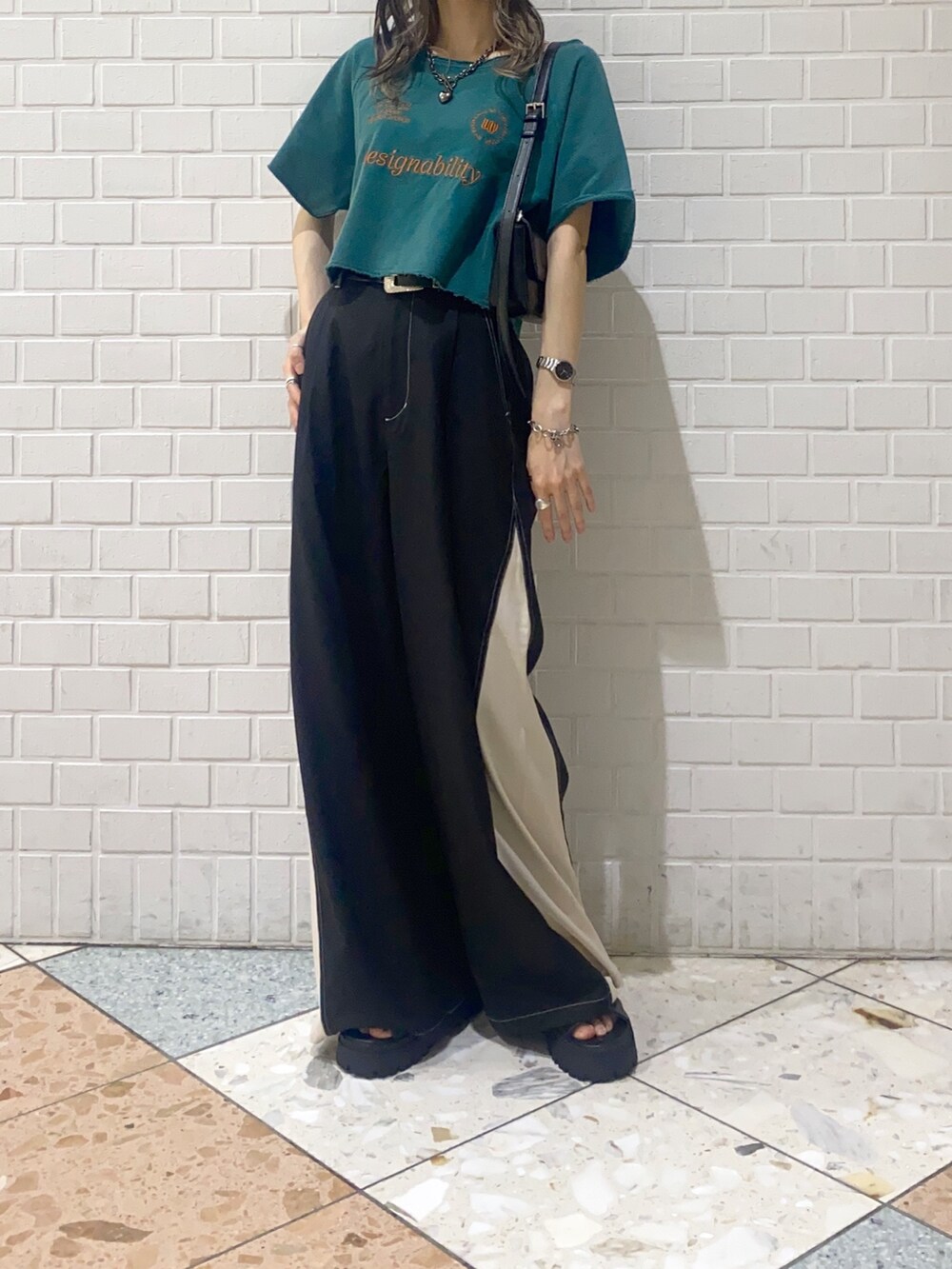 「夏コーデ、ワイドパンツ、サンダル、PAGEBOY、グリーン、ゲームシャツ、足長効果、Tシャツ、ショート丈、シンプル、カジュアル」|「PAGEBOYのサイドキリカエパンツ(その他パンツ、ブラック系)」を使った、matsuさん(レディース・156cm)の夏コーディネートの2枚目の写真