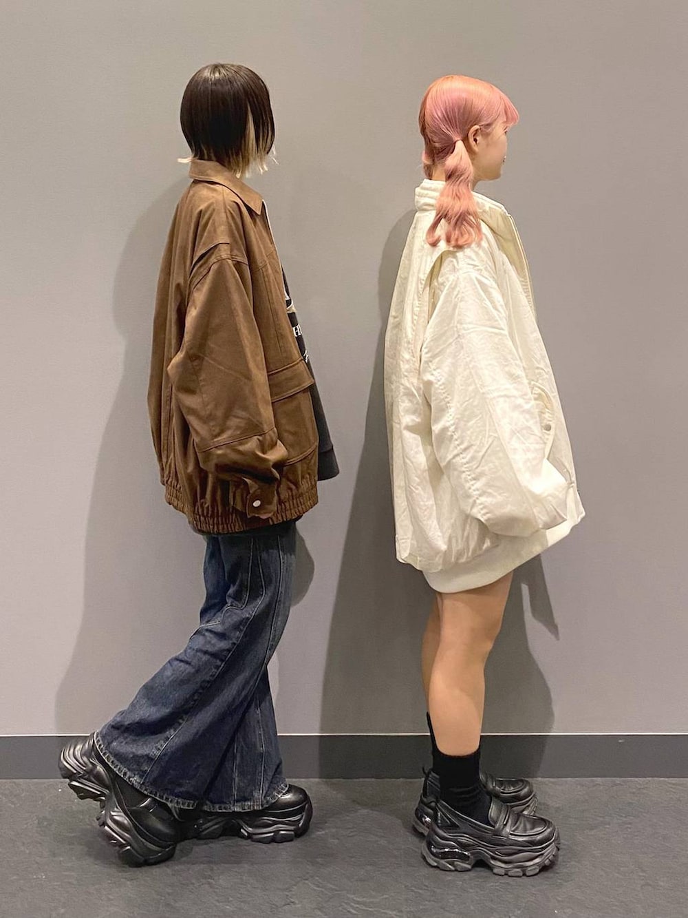 ブラック系のブーツ、ブルー系のデニムパンツ、ブラック系のローファーを着用したレディースの秋コーディネートの5枚目の写真