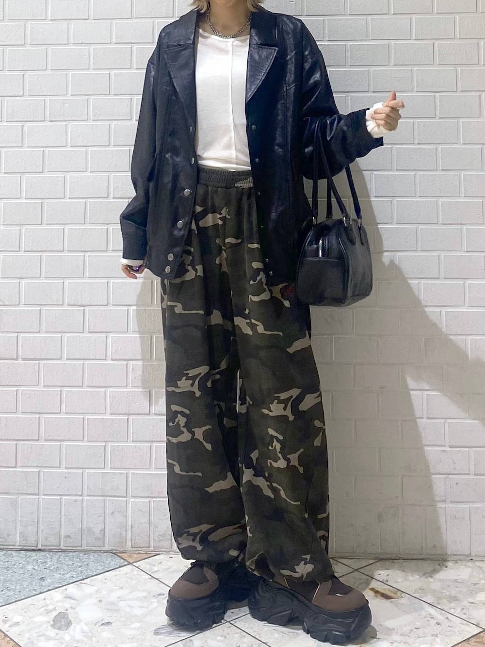 ブラウン系のブーツ、その他のスウェットパンツ、ブラック系のブルゾンを着用したレディースの秋コーディネートの4枚目の写真