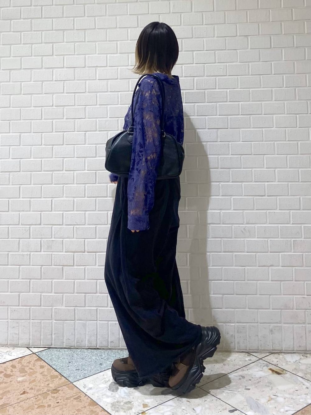 「カジュアル、ベーシック/シンプル、女子ウケ、PAGEBOY、シャツ、シャツスタイル、スウェット、スウェットパンツ、厚底シューズ、ブーツ」｜「PAGEBOYのレースアップソックスブーツ（ブーツ、ブラウン系）」を使った、matsuさん（レディース・156cm）の夏コーディネートの5枚目の写真