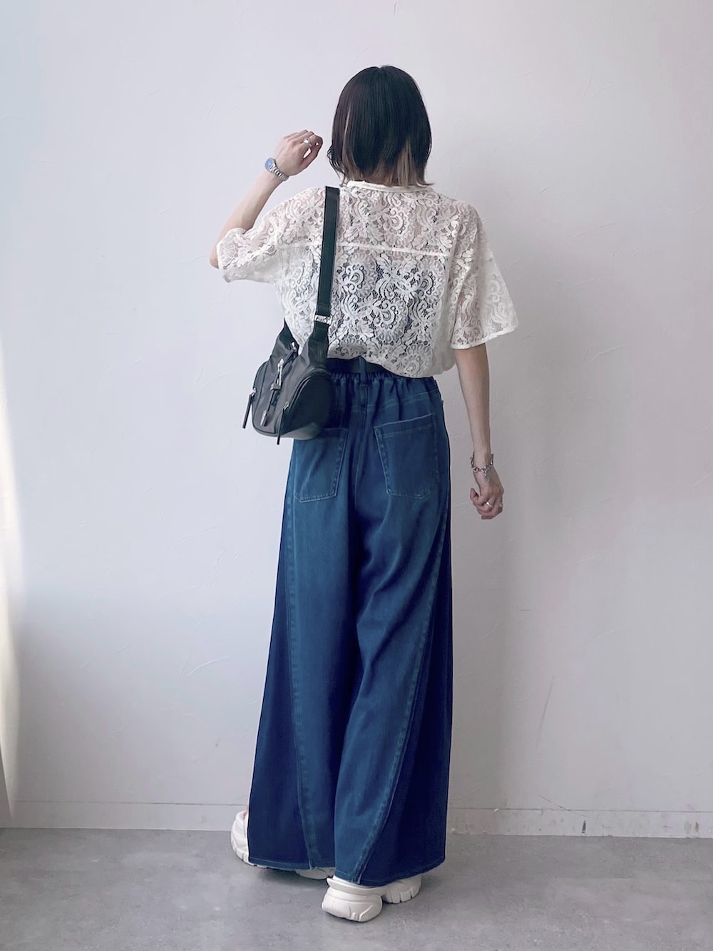 「PAGEBOY、デニムパンツ、デニム、ワイドパンツ、厚底シューズ、サンダル、レース、レーストップス、ショルダーバッグ、きれいめカジュアル、きれいめ、ブルー」|「PAGEBOYのハートマンテルネックレス2(ネックレス、シルバー系)」を使った、matsuさん(レディース・156cm)の春コーディネートの5枚目の写真