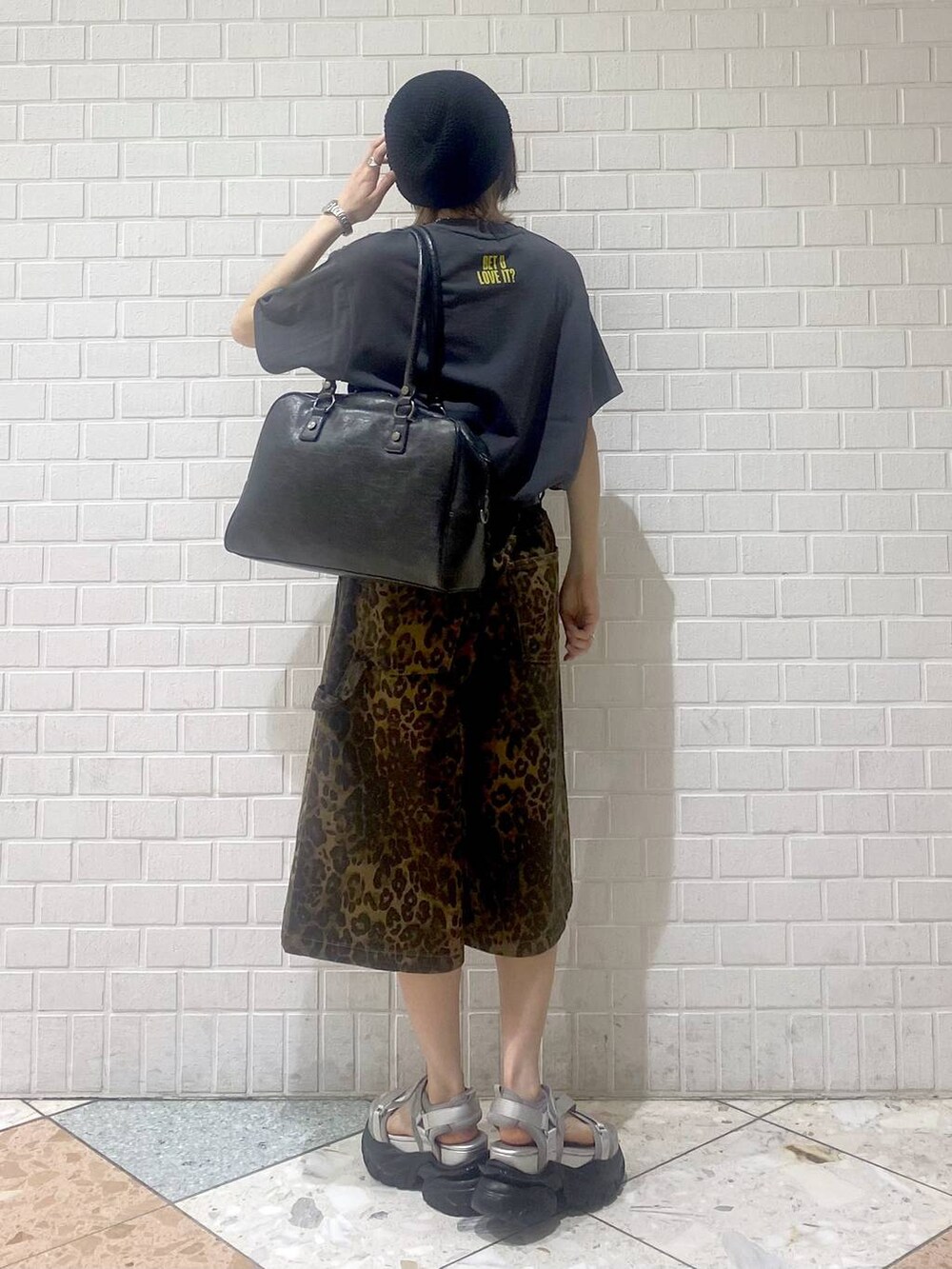 「ベーシック/シンプル、カジュアル、女子ウケ、PAGEBOY、PBLIM、メンズライク、ラフ、楽ちんコーデ、ハーフパンツ、厚底シューズ、サンダル、ボストンバッグ、パンツ」|「PBLIMの【PBLIM】2WAYボストンバッグ(ボストンバッグ、ブラック系)」を使った、matsuさん(レディース・156cm)の夏コーディネートの2枚目の写真