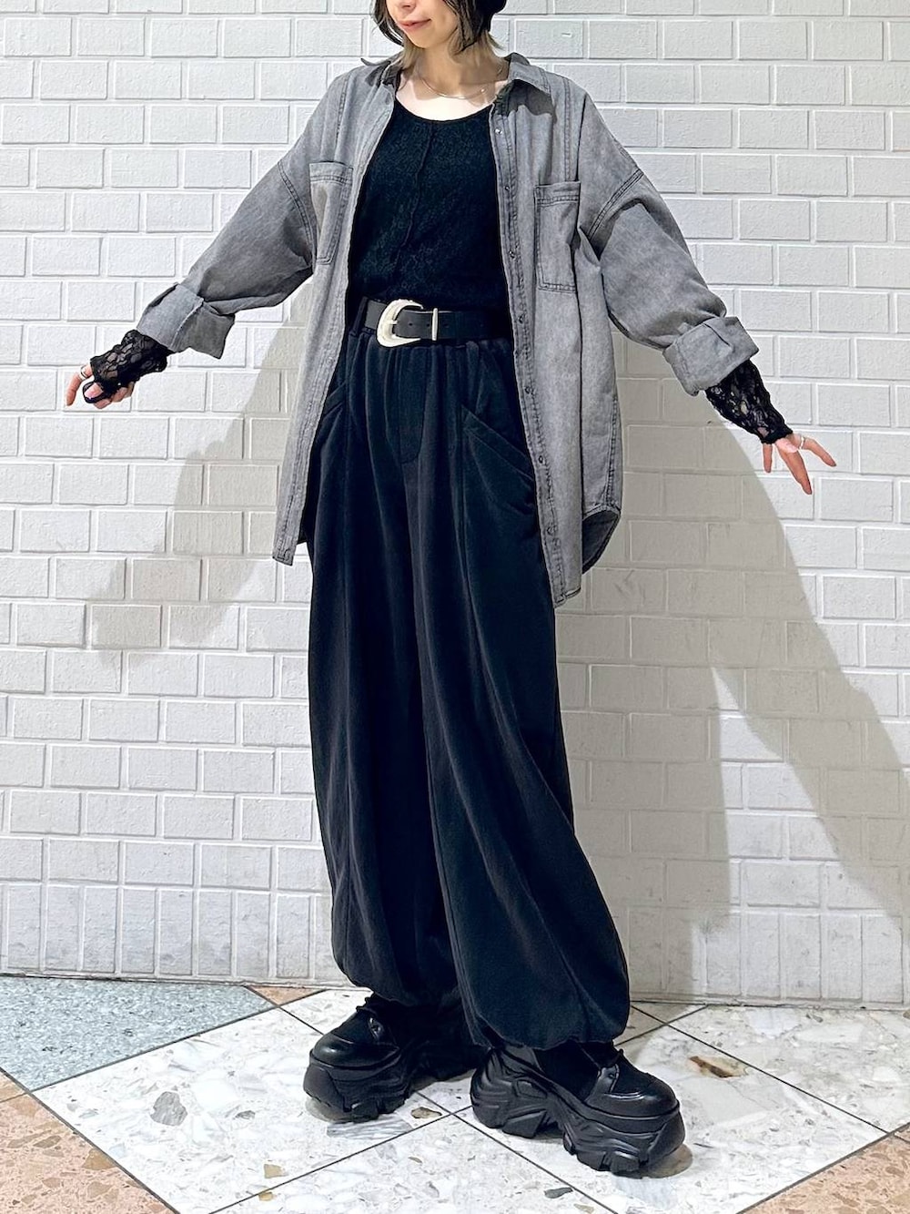 ブラック系のブーツ、ブラック系のTシャツ/カットソー、ブラック系のシャツ/ブラウスを着用したレディースの冬コーディネートの4枚目の写真