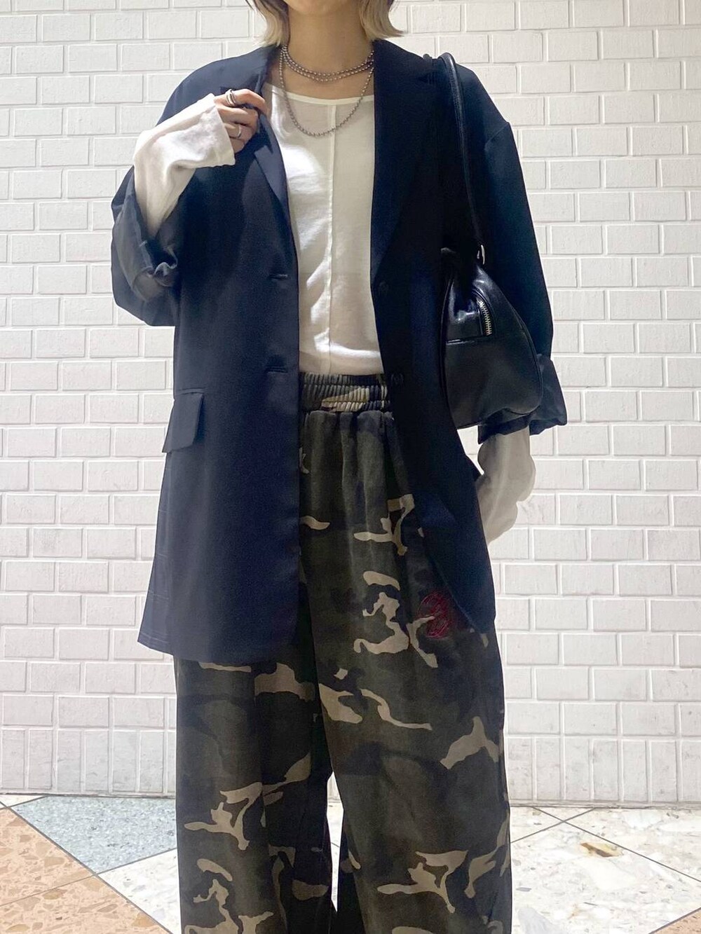 ブラウン系のブーツ、その他のスウェットパンツ、ブラック系のテーラードジャケットを着用したレディースの秋コーディネートの3枚目の写真