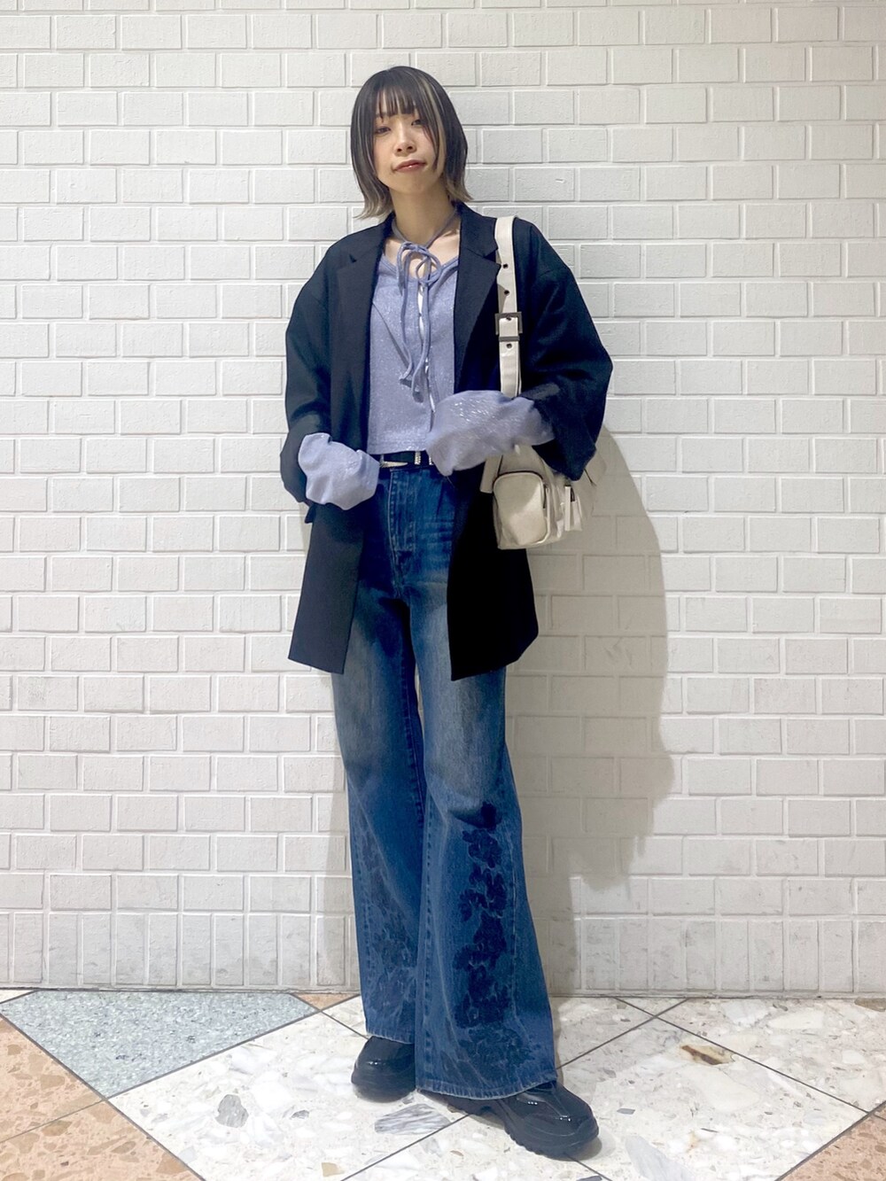 「PAGEBOY、デニムパンツ、デニム、フレアパンツ、スニーカー、ジャケット、ジャケットスタイル、春、春コーデ、ショルダーバッグ、キラキラ、ショート丈トップス、チョーカー、きれいめカジュアル、きれいめ」|「PAGEBOYのワンストバレースニーカー(スニーカー、ブラック系)」を使った、matsuさん(レディース・156cm)の春コーディネートの3枚目の写真