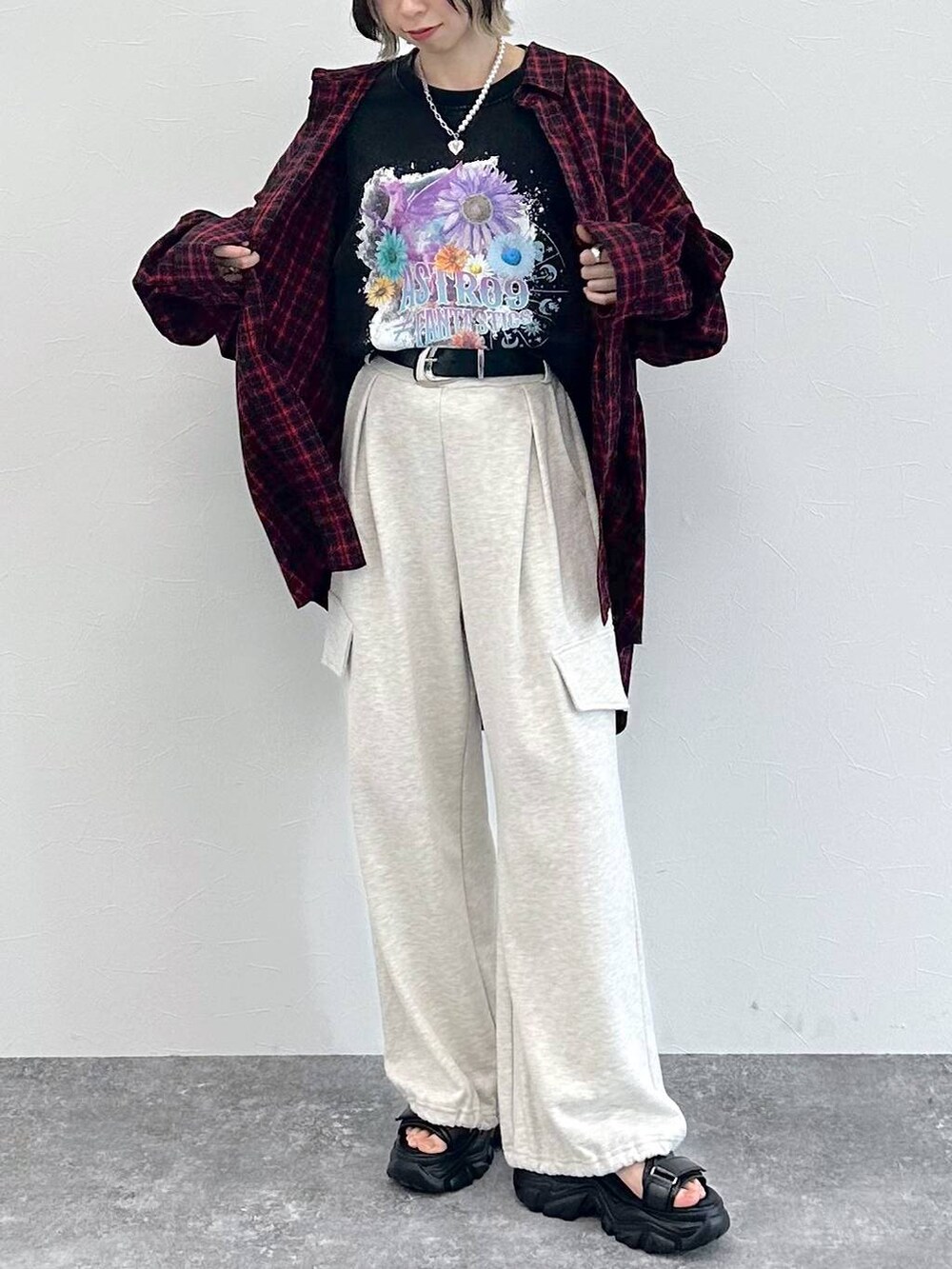 ブラック系のサンダル、ブラック系のTシャツ/カットソー、ベージュ系のその他パンツを着用したレディースの春コーディネートの4枚目の写真