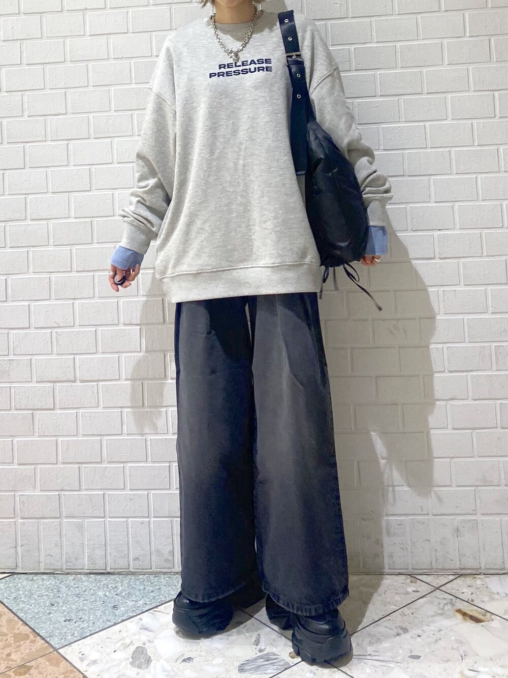 「PAGEBOY、PBLIM、ユニセックス、オーバーサイズ、ゆったり、ラフ、カジュアル、ニット帽、メンズライク、デニムパンツ、パンツスタイル、デニム、厚底スニーカー、スニーカー、スウェット」|「PAGEBOYのプラットチャンキースニーカー(スニーカー、ブラック系)」を使った、matsuさん(レディース・156cm)の冬コーディネートの6枚目の写真