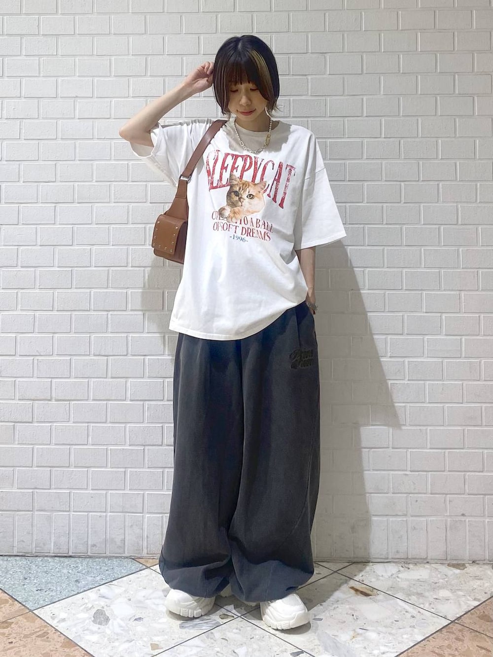 「カジュアル、ベーシック/シンプル、女子ウケ、PAGEBOY、PBLIM、ユニセックス、スウェット、スウェットパンツ、ラフ、Tシャツ、オーバーサイズ、ゆったり、楽ちんコーデ、厚底シューズ、スニーカー」｜「PAGEBOYのダットコンビソールスニーカー（スニーカー、ホワイト系）」を使った、matsuさん（レディース・156cm）の夏コーディネートの4枚目の写真