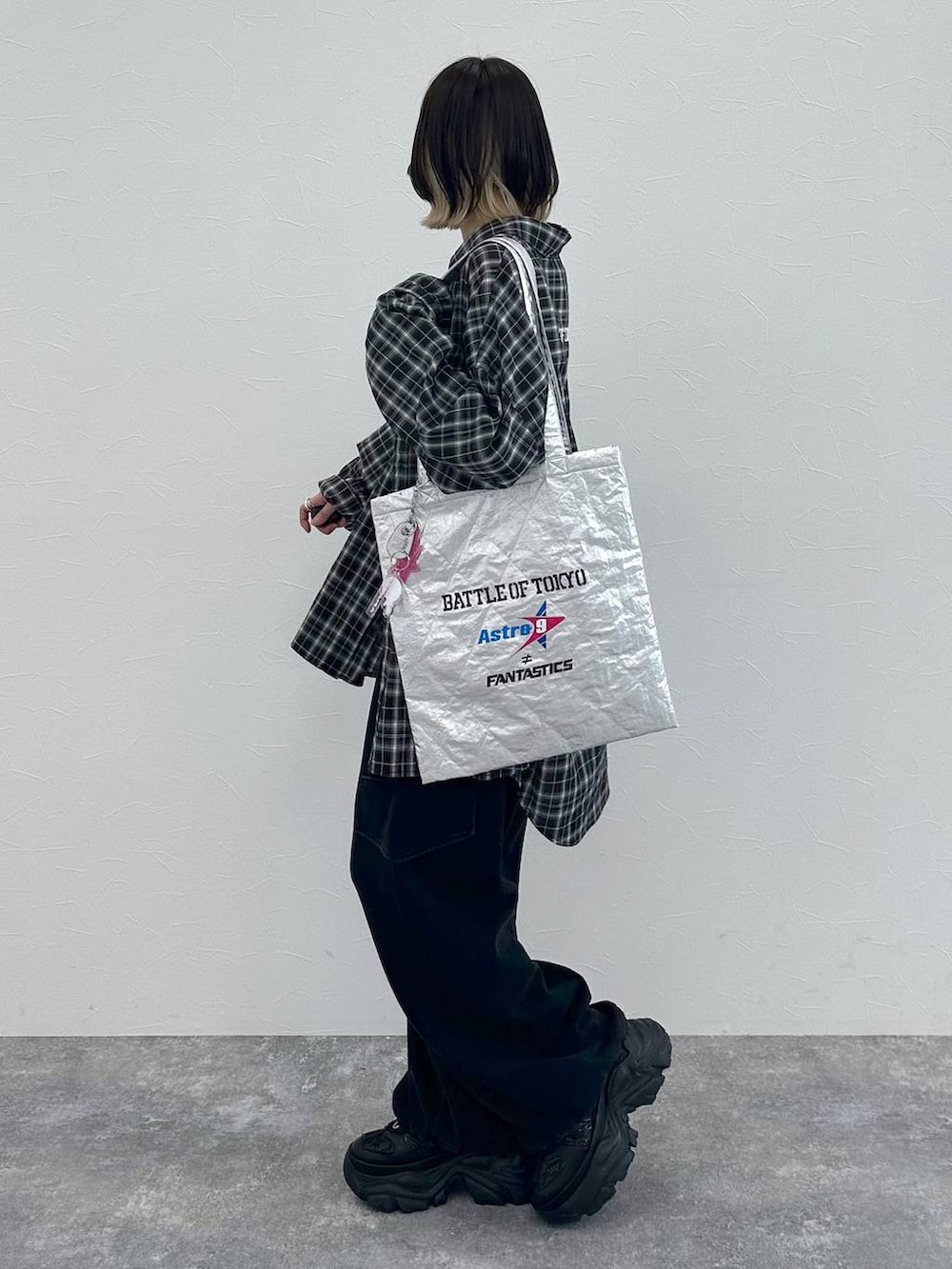 ブラック系のスニーカー、ブラック系のキャミソール、ブラック系のその他パンツを着用したレディースの春コーディネートの4枚目の写真