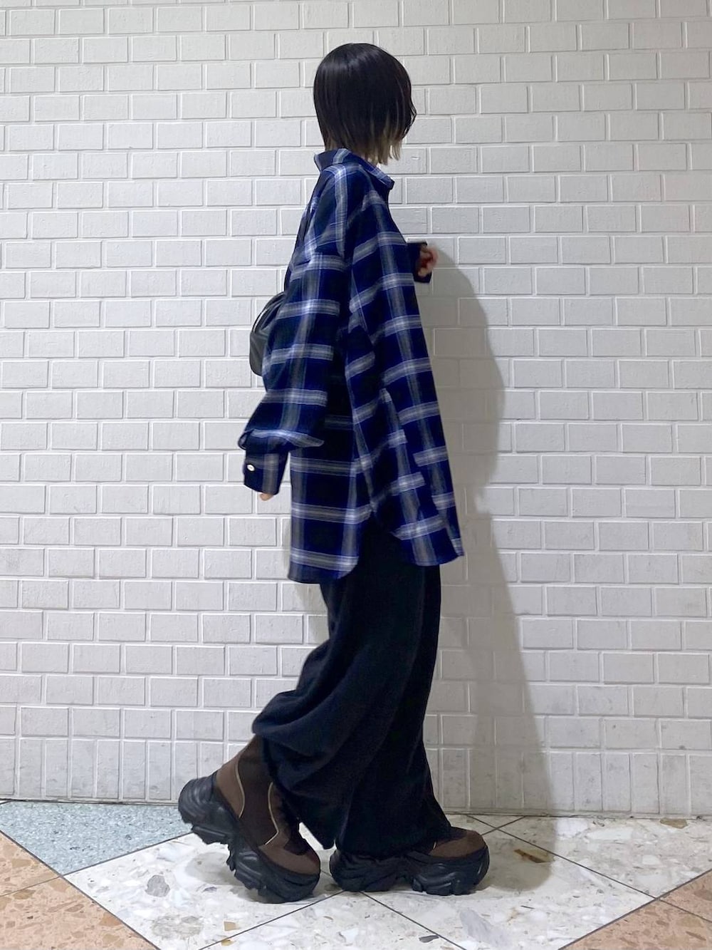 「秋服準備はじめました、厚底シューズ、ブーツ、カジュアル、ベーシック/シンプル、女子ウケ、PAGEBOY、スウェット、スウェットパンツ、チェック、シャツ、シャツスタイル、オーバーサイズ、秋コーデ、ボストンバッグ」|「PAGEBOYのレースアップソックスブーツ(ブーツ、ブラウン系)」を使った、matsuさん(レディース・156cm)の秋コーディネートの7枚目の写真