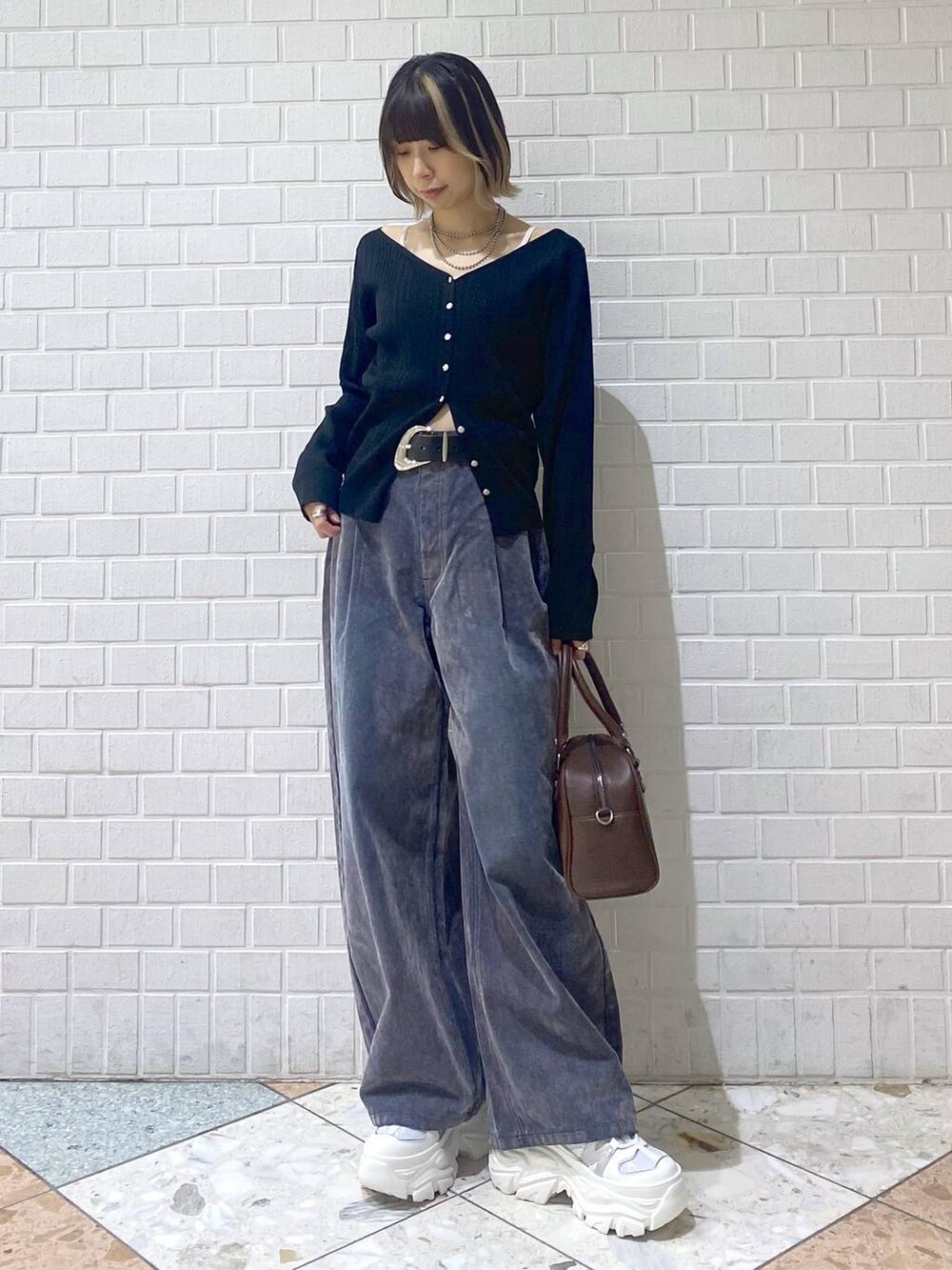 ホワイト系のスニーカー、ブラウン系のショルダーバッグ、ブラック系のTシャツ/カットソーを着用したレディースの夏コーディネートの9枚目の写真