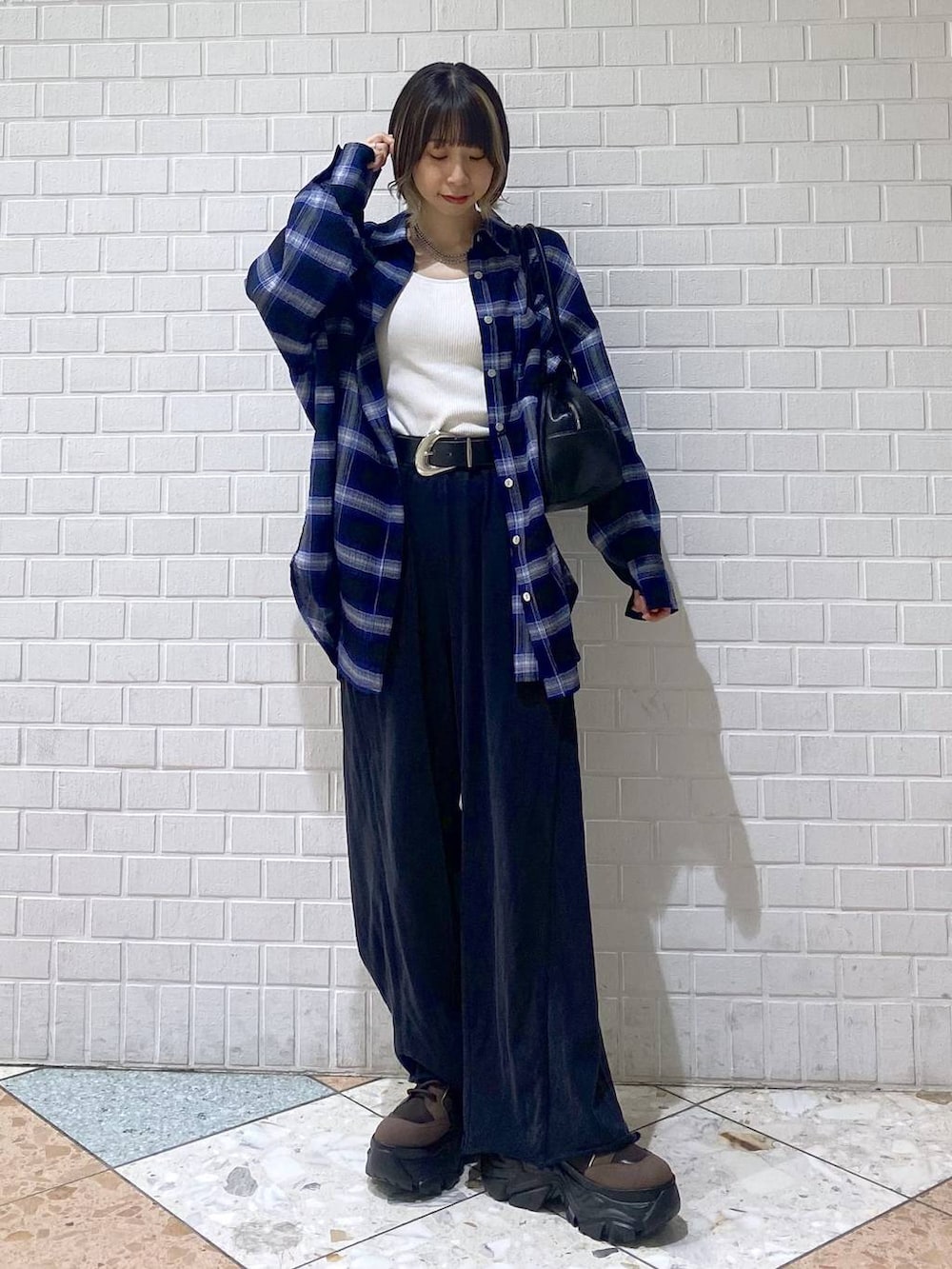 「秋服準備はじめました、厚底シューズ、ブーツ、カジュアル、ベーシック/シンプル、女子ウケ、PAGEBOY、スウェット、スウェットパンツ、チェック、シャツ、シャツスタイル、オーバーサイズ、秋コーデ、ボストンバッグ」|「PAGEBOYのレースアップソックスブーツ(ブーツ、ブラウン系)」を使った、matsuさん(レディース・156cm)の秋コーディネートの8枚目の写真