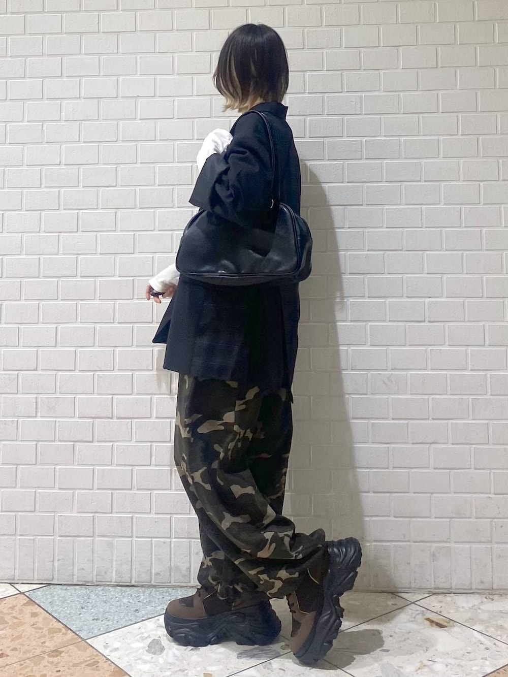 ブラウン系のブーツ、その他のスウェットパンツ、ブラック系のテーラードジャケットを着用したレディースの秋コーディネートの5枚目の写真