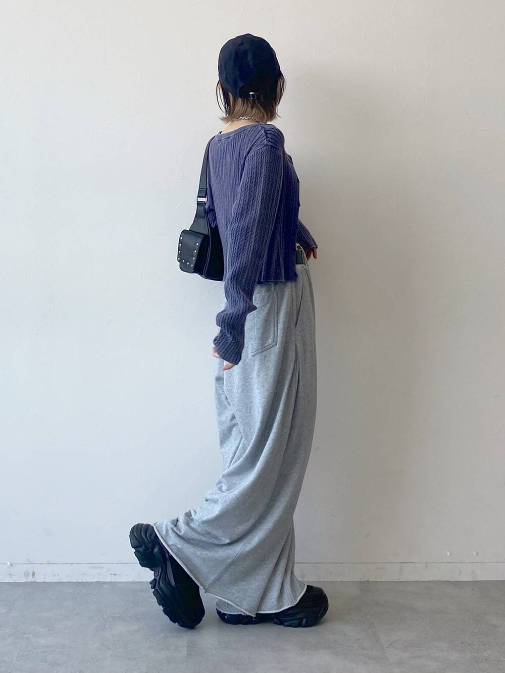 「カジュアル、ベーシック/シンプル、女子ウケ、PAGEBOY、スウェット、スウェットパンツ、キャップ、厚底シューズ、スニーカー、ラフ、ショルダーバッグ」|「PAGEBOYのプラットチャンキースニーカー(スニーカー、ブラック系)」を使った、matsuさん(レディース・156cm)の夏コーディネートの7枚目の写真