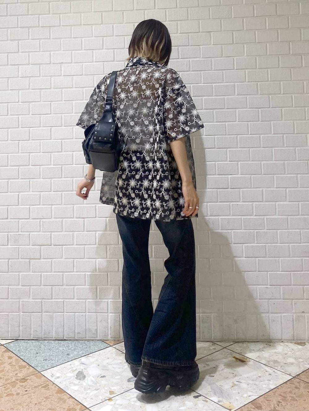 「カジュアル、ベーシック/シンプル、女子ウケ、PAGEBOY、デニムパンツ、フレアパンツ、シャツ、シャツスタイル、シアートップス、厚底シューズ、スニーカー、ショルダーバッグ」|「PAGEBOYのプラットチャンキースニーカー(スニーカー、ブラック系)」を使った、matsuさん(レディース・156cm)の夏コーディネートの7枚目の写真