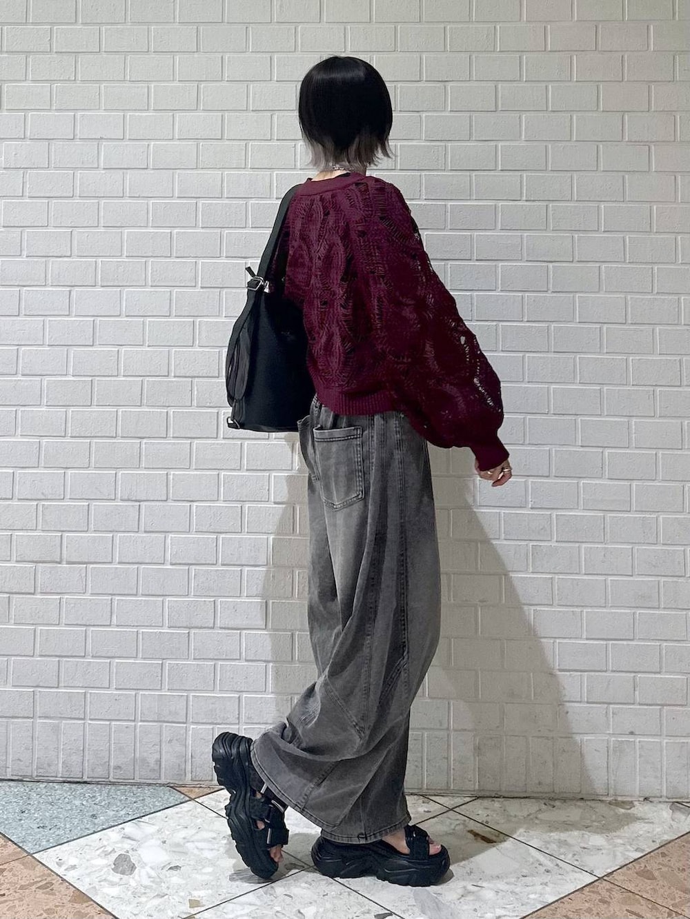 パープル系のカーディガン/ボレロ、ブラック系のショルダーバッグ、ブラック系のデニムパンツを着用したレディースの夏コーディネートの7枚目の写真