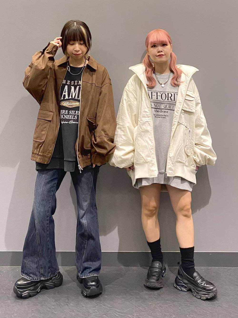 ブラック系のブーツ、ブルー系のデニムパンツ、ブラック系のローファーを着用したレディースの秋コーディネートの2枚目の写真