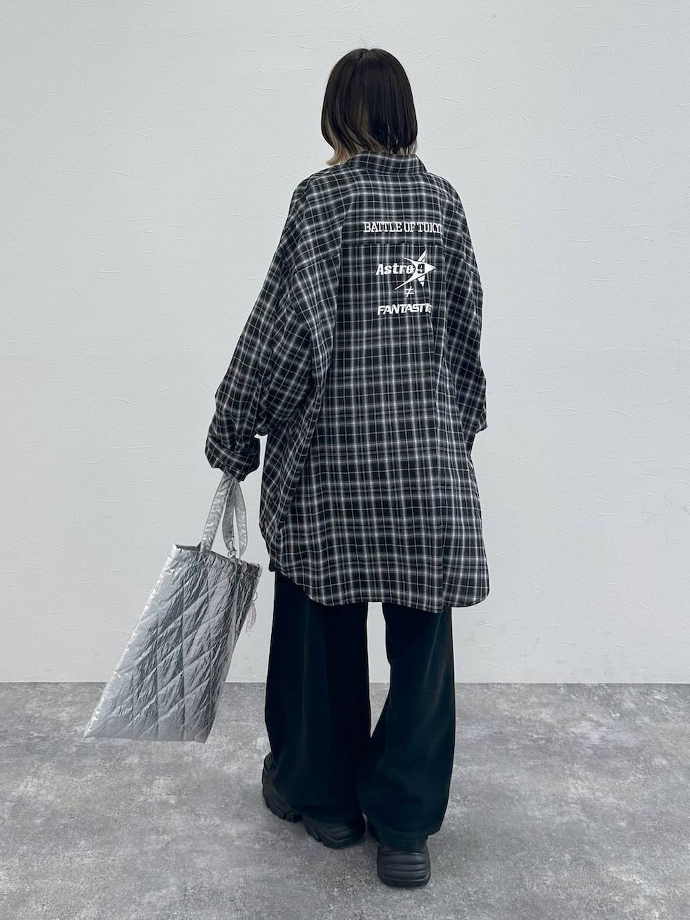 ブラック系のスニーカー、ブラック系のキャミソール、ブラック系のその他パンツを着用したレディースの春コーディネートの2枚目の写真